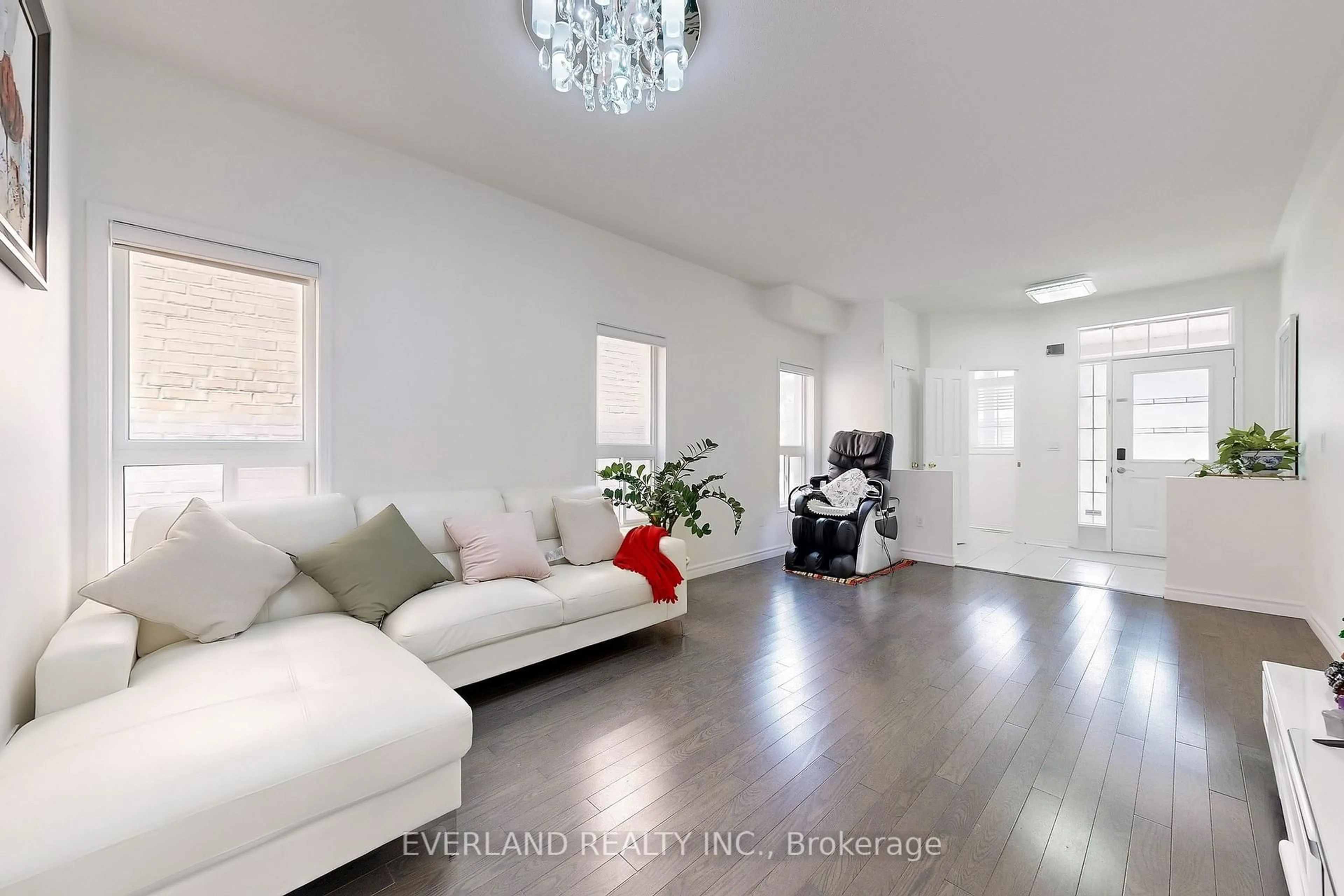 Living room with furniture, unknown for 118 Orchard Hill Blvd, Markham Ontario L6C 2M4