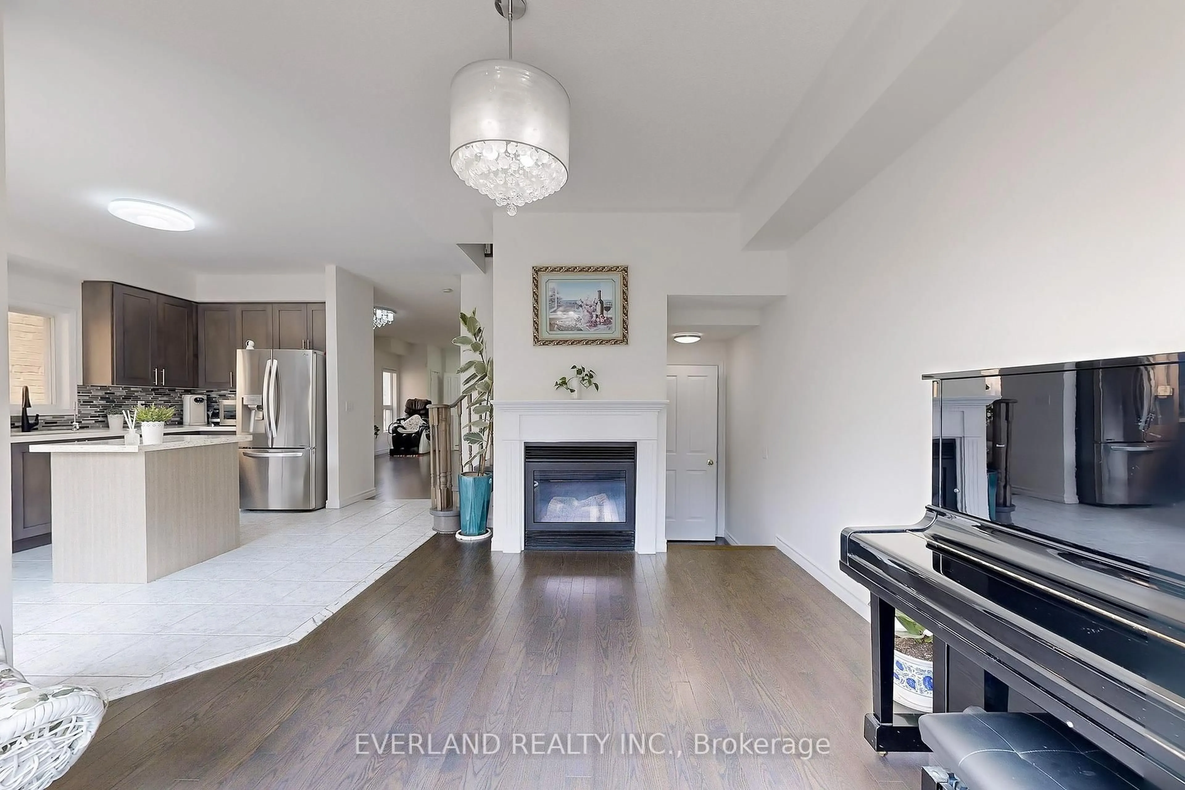 Indoor entryway for 118 Orchard Hill Blvd, Markham Ontario L6C 2M4