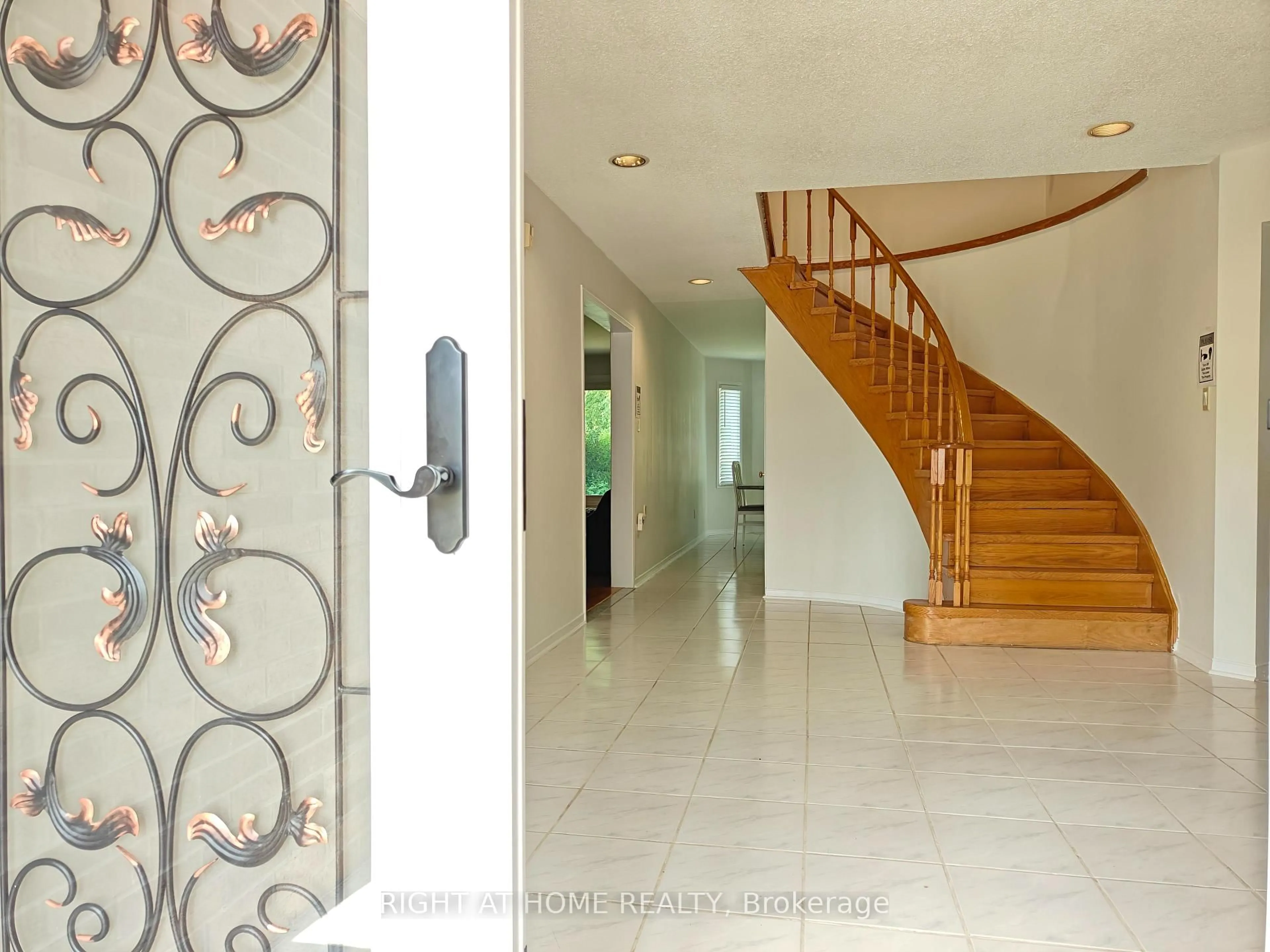 Indoor foyer for 116 Cooperage Cres, Richmond Hill Ontario L4C 9L8