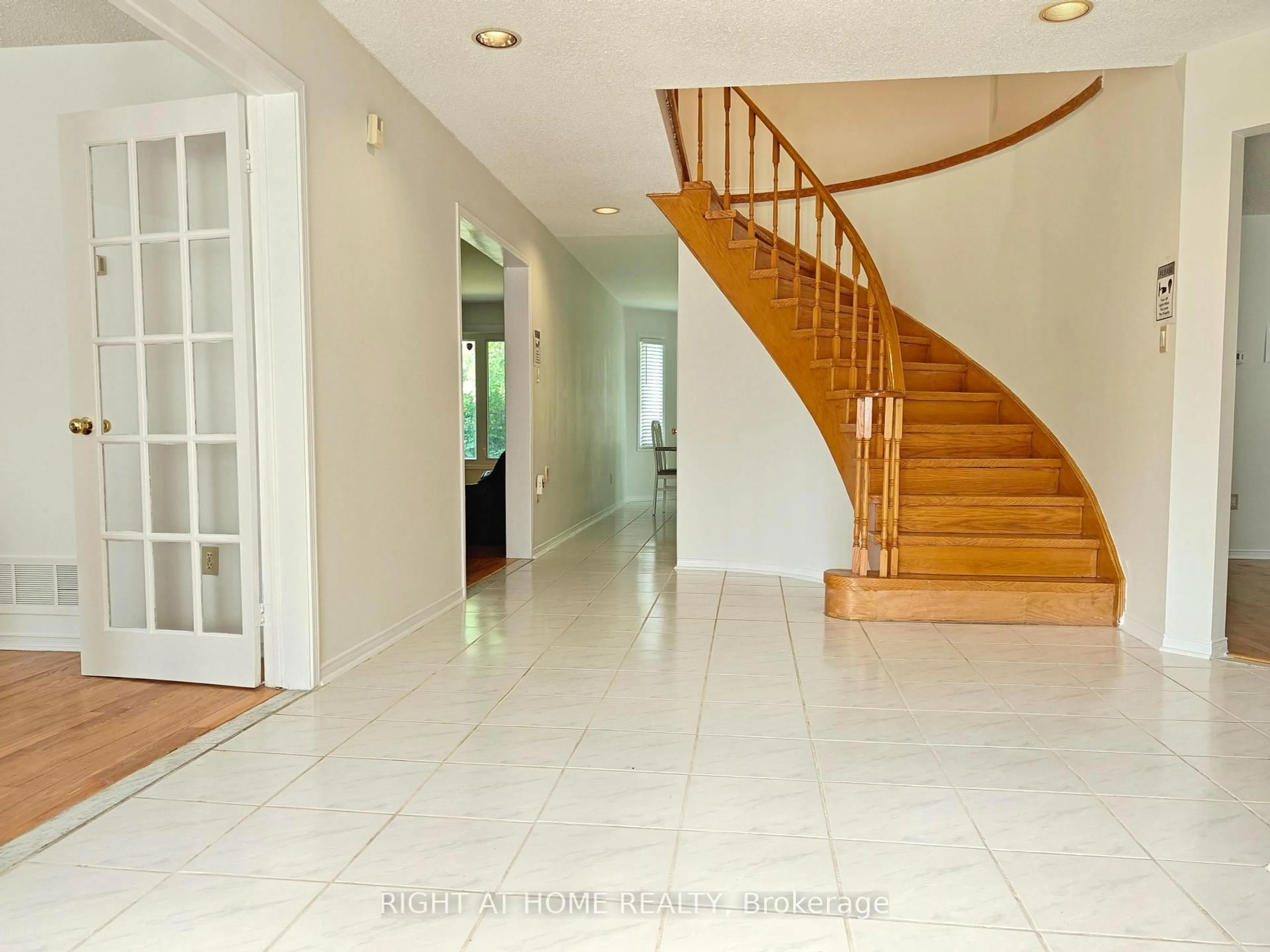 Indoor foyer for 116 Cooperage Cres, Richmond Hill Ontario L4C 9L8