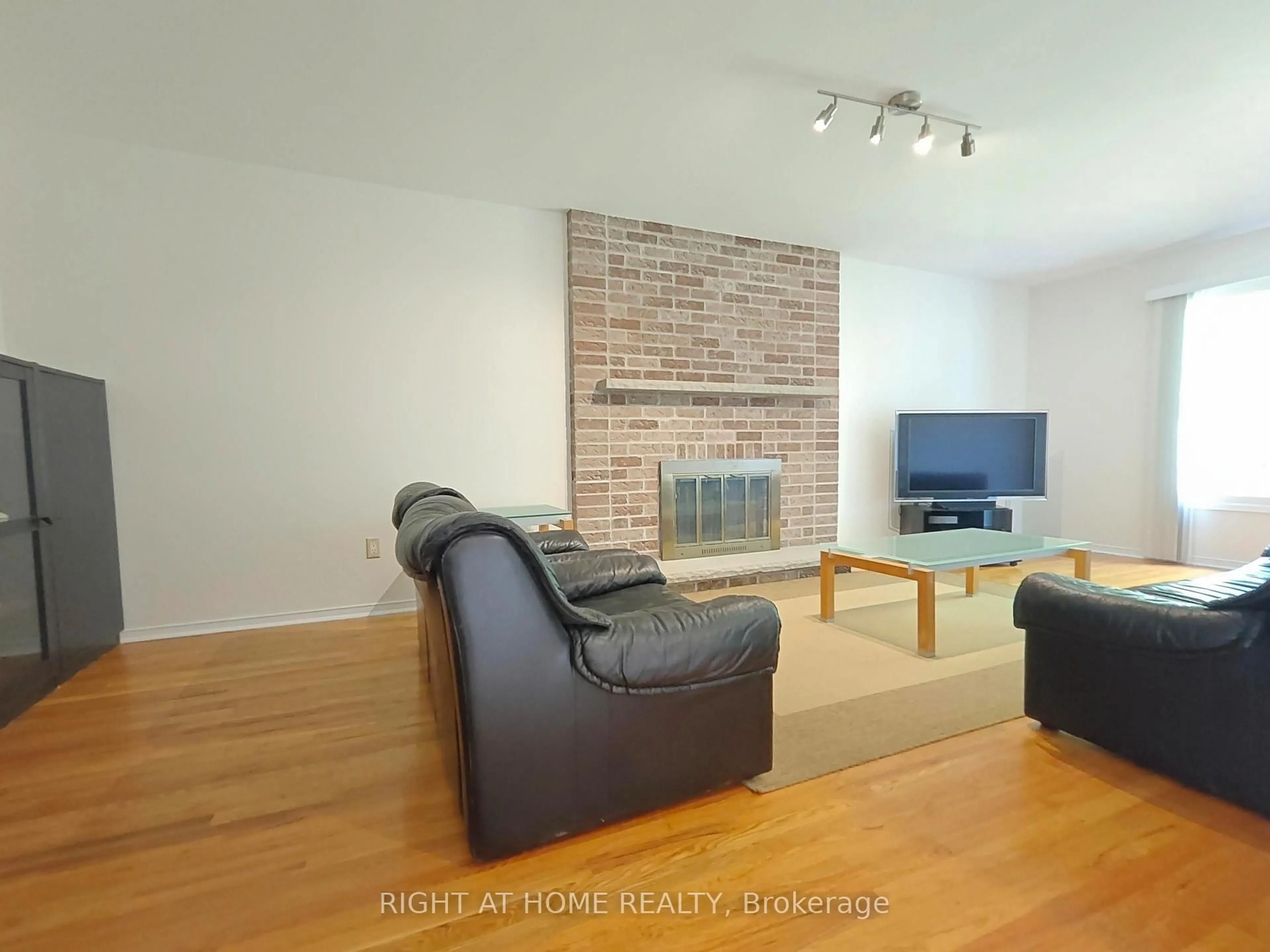 Living room with furniture, wood/laminate floor for 116 Cooperage Cres, Richmond Hill Ontario L4C 9L8