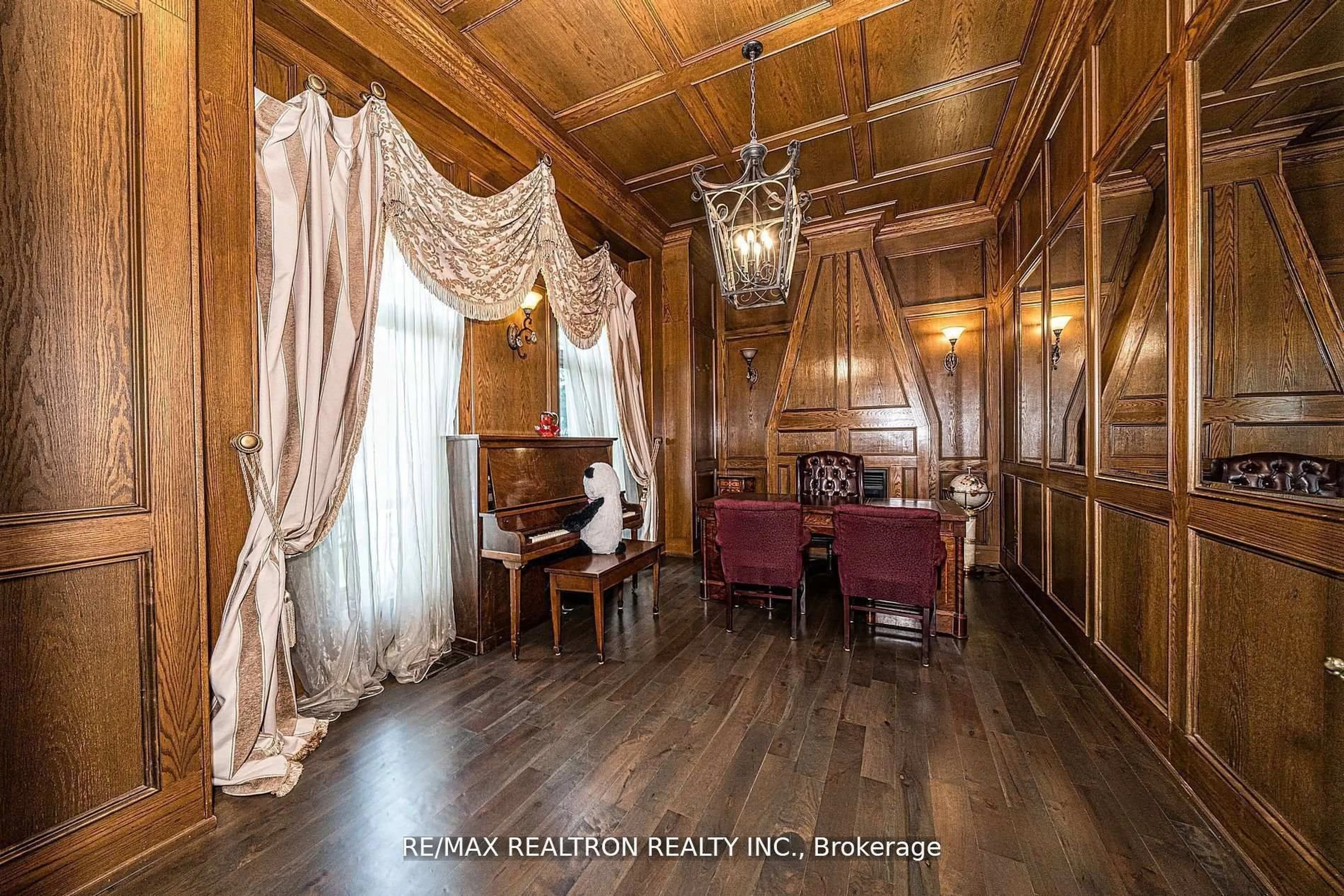 Dining room, wood/laminate floor for 63 Walmer Rd, Richmond Hill Ontario L4C 3W9