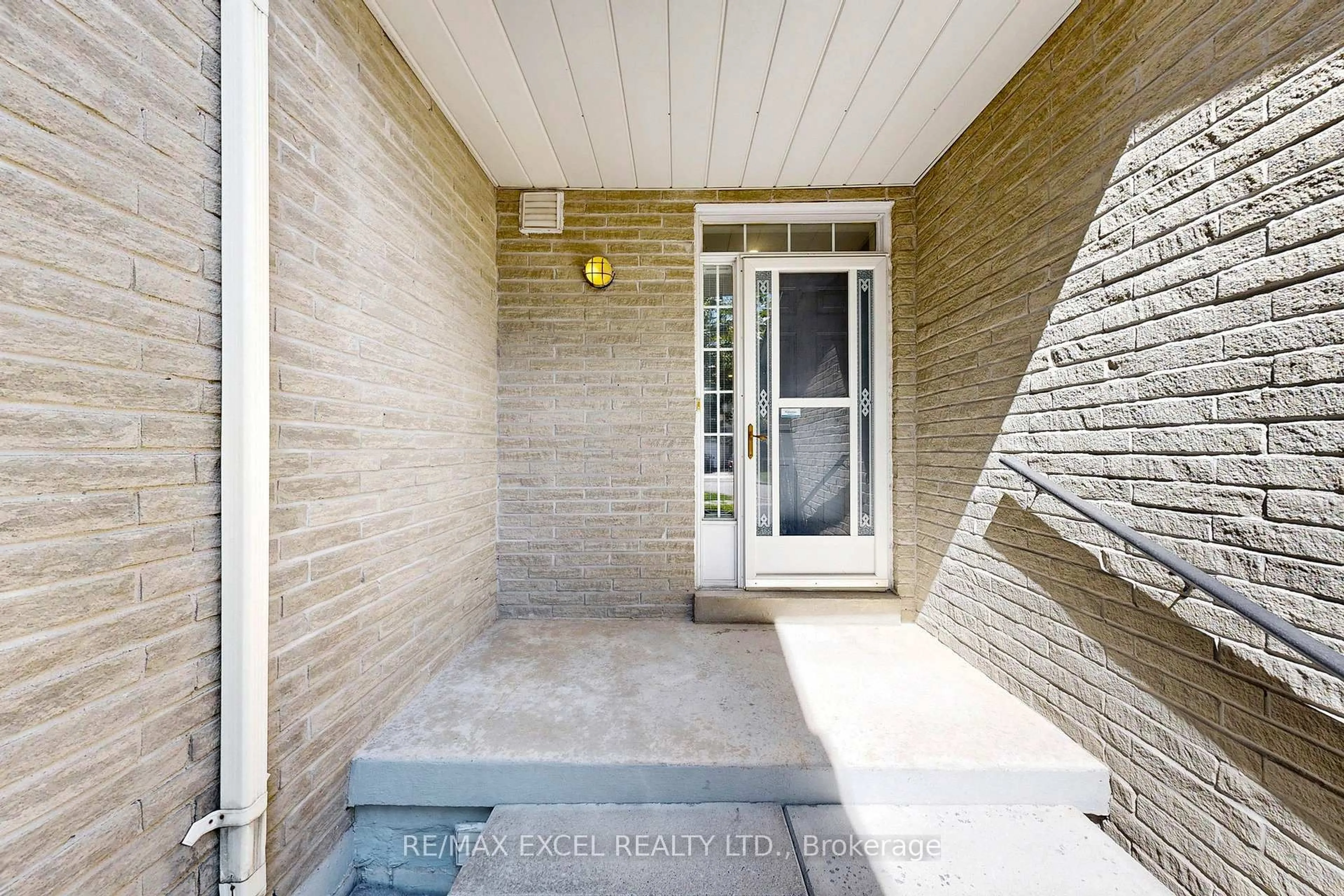 Indoor entryway for 6 Sunway Sq, Markham Ontario L3P 7X3