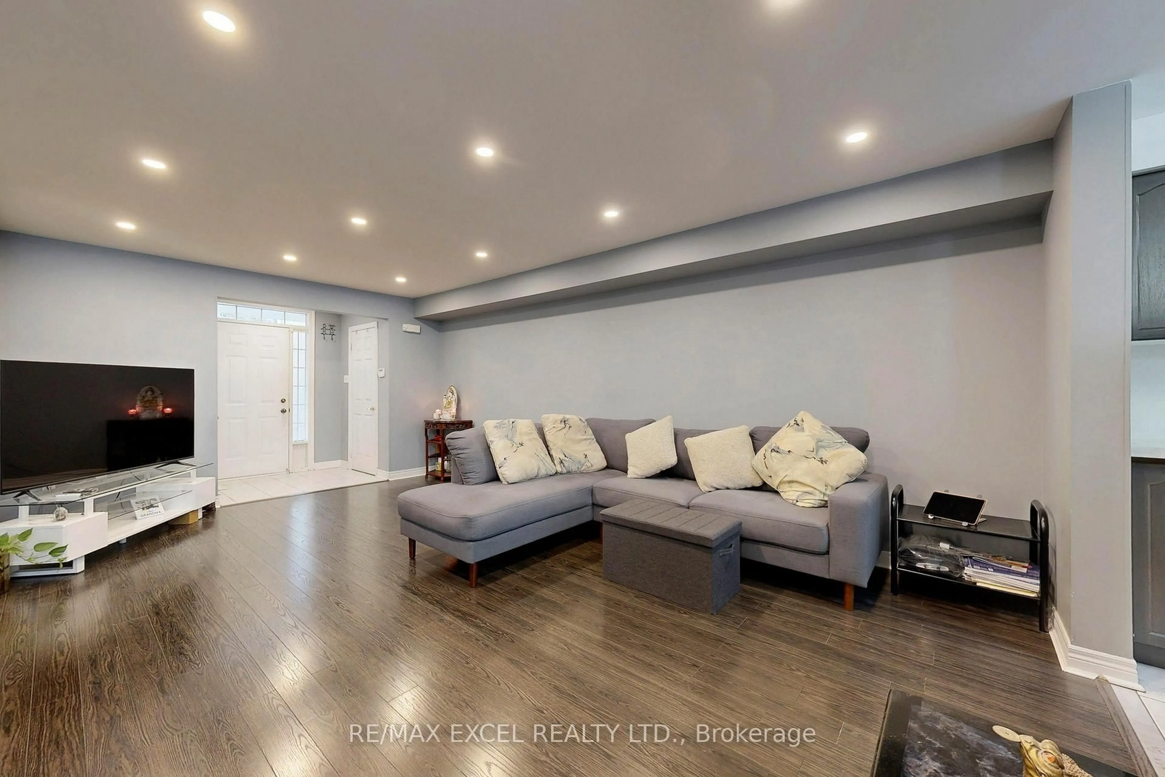 Living room with furniture, wood/laminate floor for 6 Sunway Sq, Markham Ontario L3P 7X3