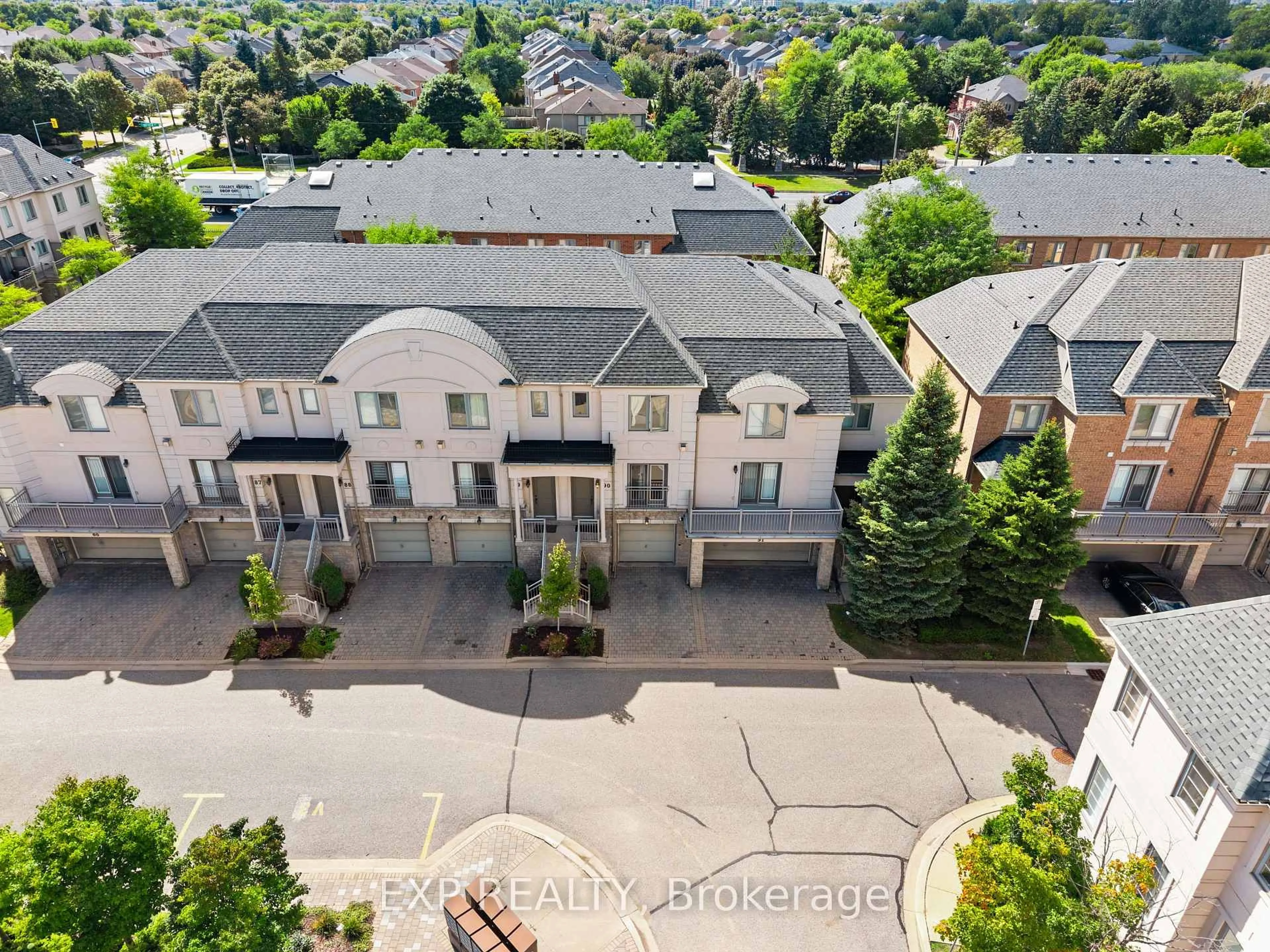 A pic from outside/outdoor area/front of a property/back of a property/a pic from drone, street for 9133 Bayview Ave #90, Richmond Hill Ontario L4B 4V6