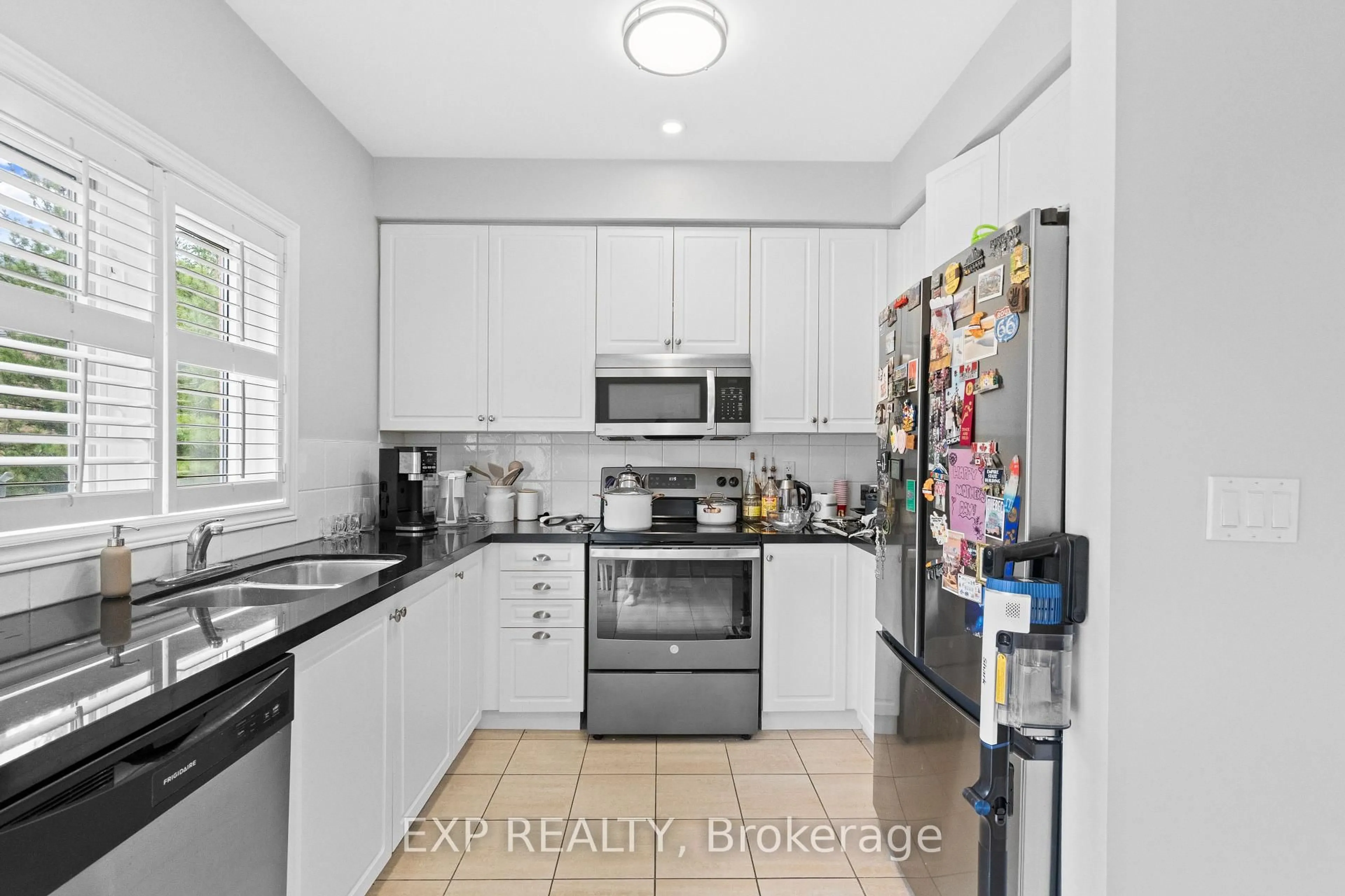 Standard kitchen, unknown for 9133 Bayview Ave #90, Richmond Hill Ontario L4B 4V6