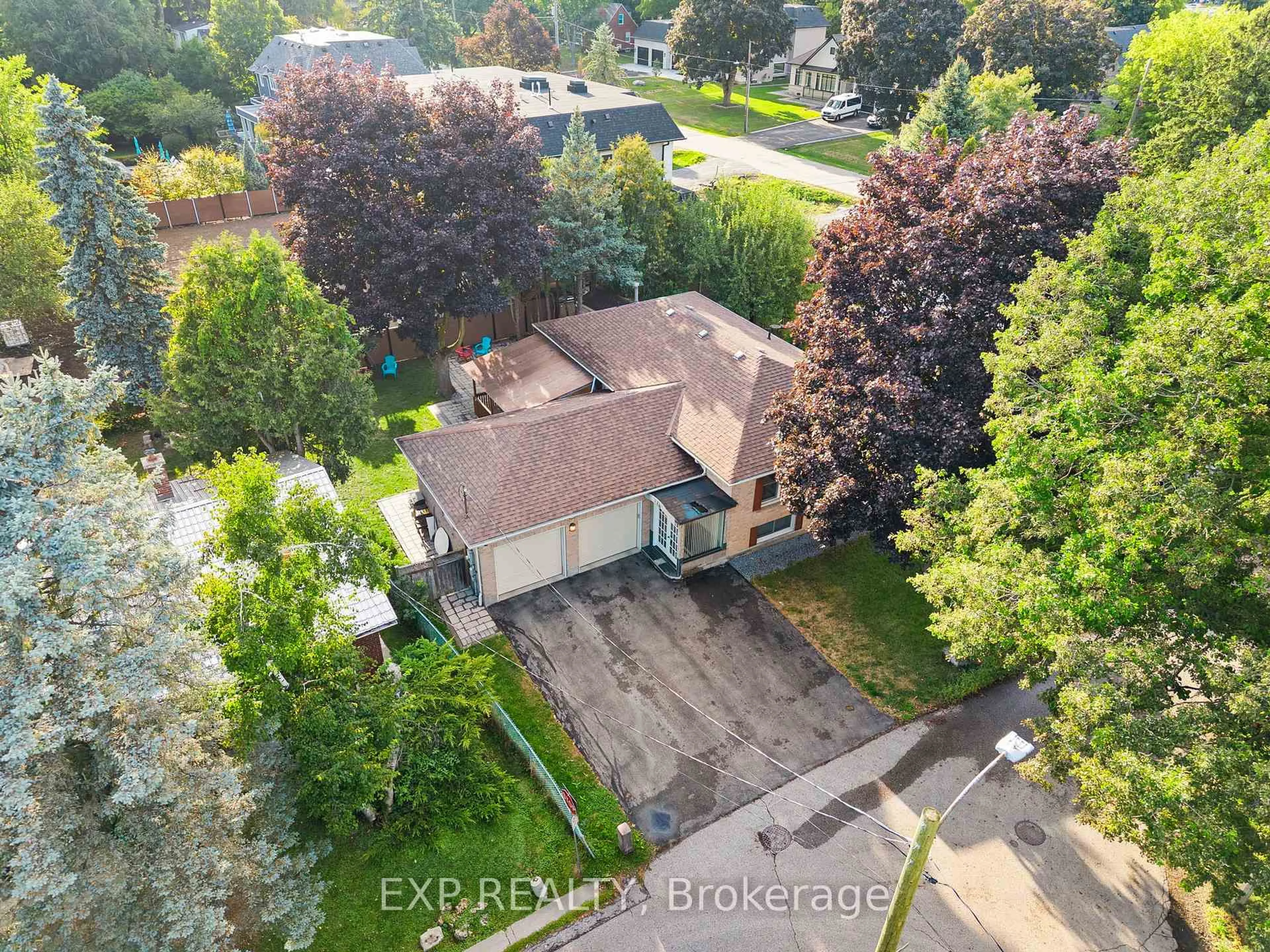 A pic from outside/outdoor area/front of a property/back of a property/a pic from drone, street for 16 Milne Lane, Markham Ontario L3P 1C7