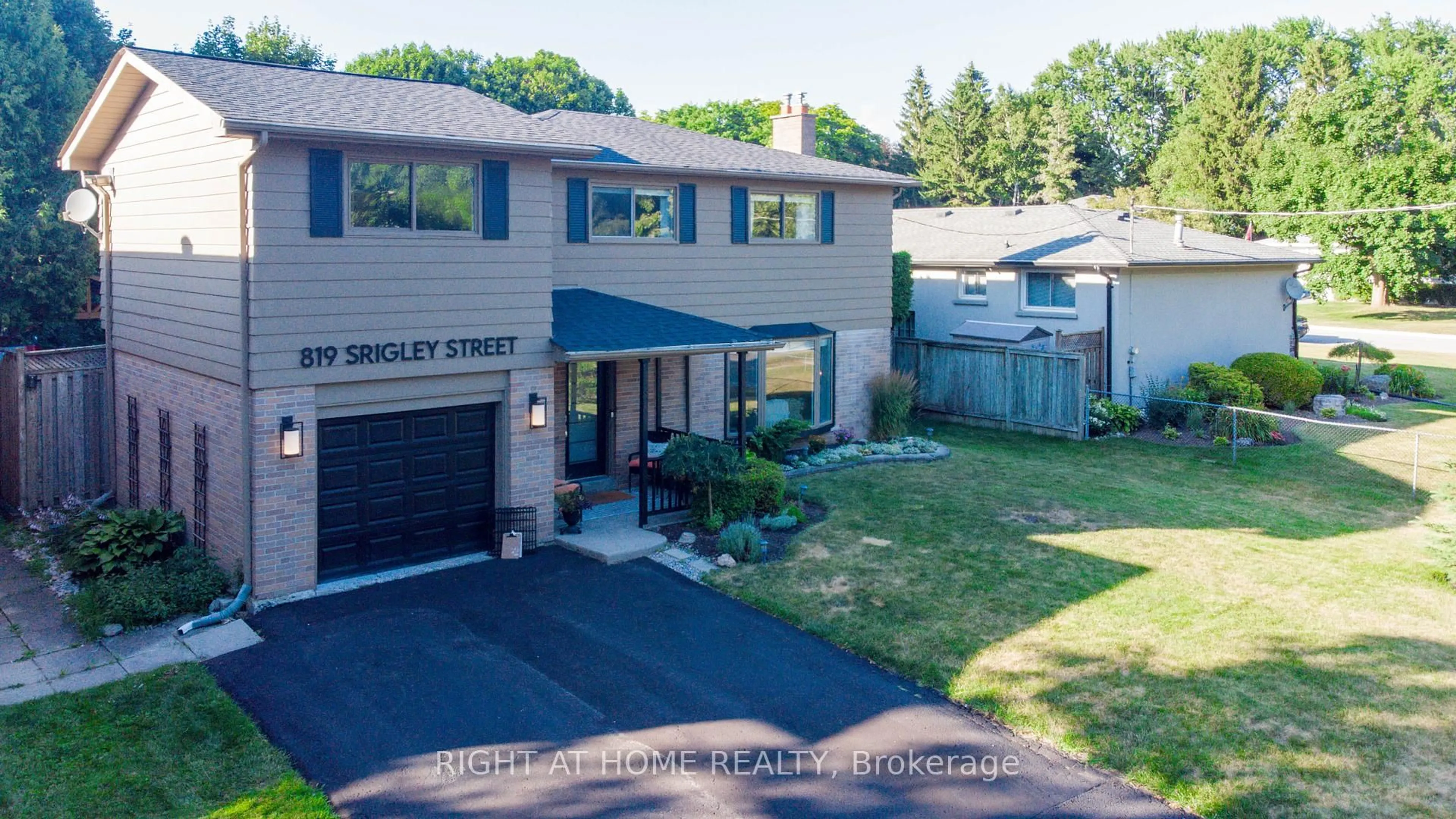 A pic from outside/outdoor area/front of a property/back of a property/a pic from drone, street for 819 Srigley St, Newmarket Ontario L3Y 1X9