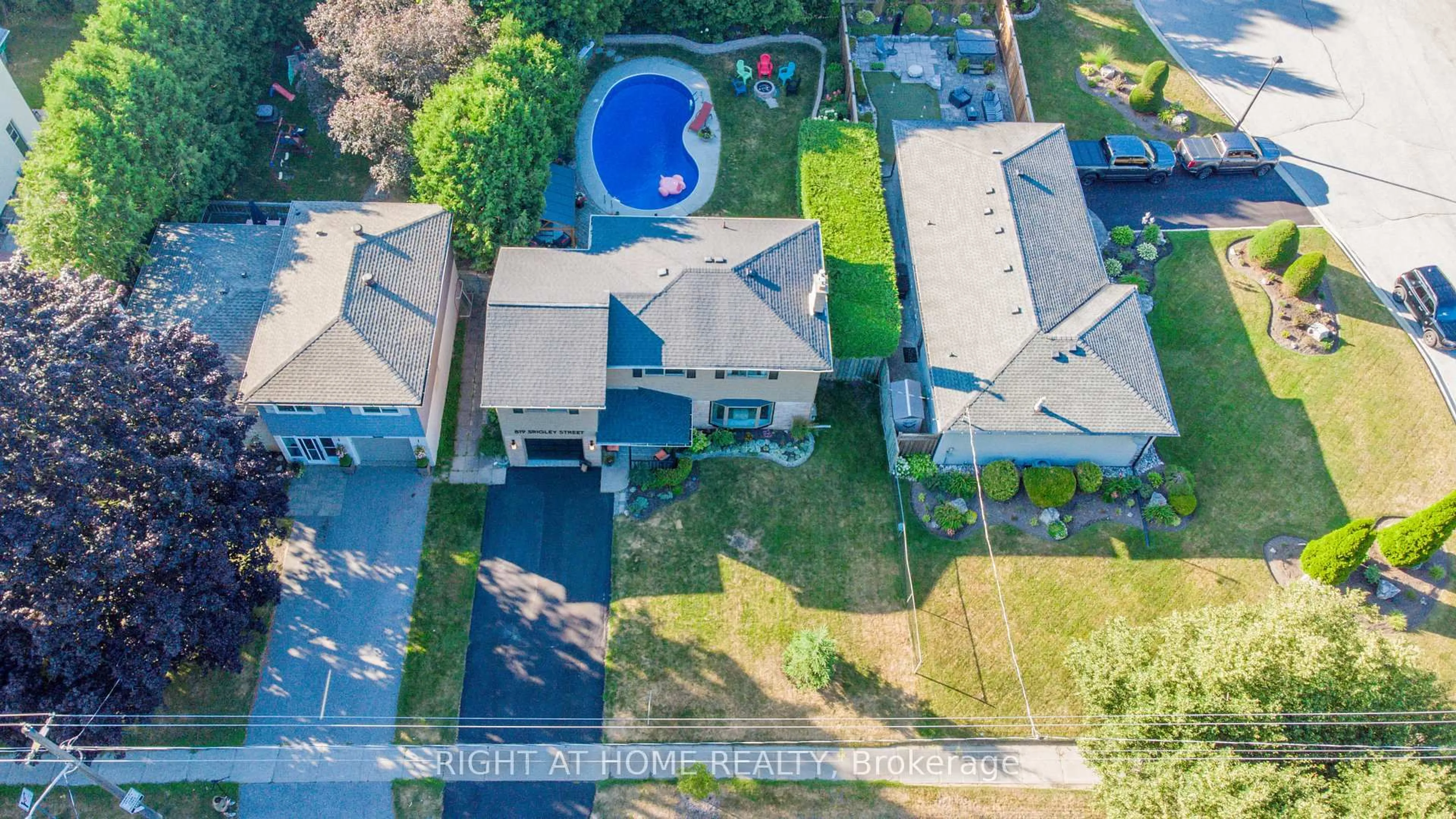 A pic from outside/outdoor area/front of a property/back of a property/a pic from drone, street for 819 Srigley St, Newmarket Ontario L3Y 1X9