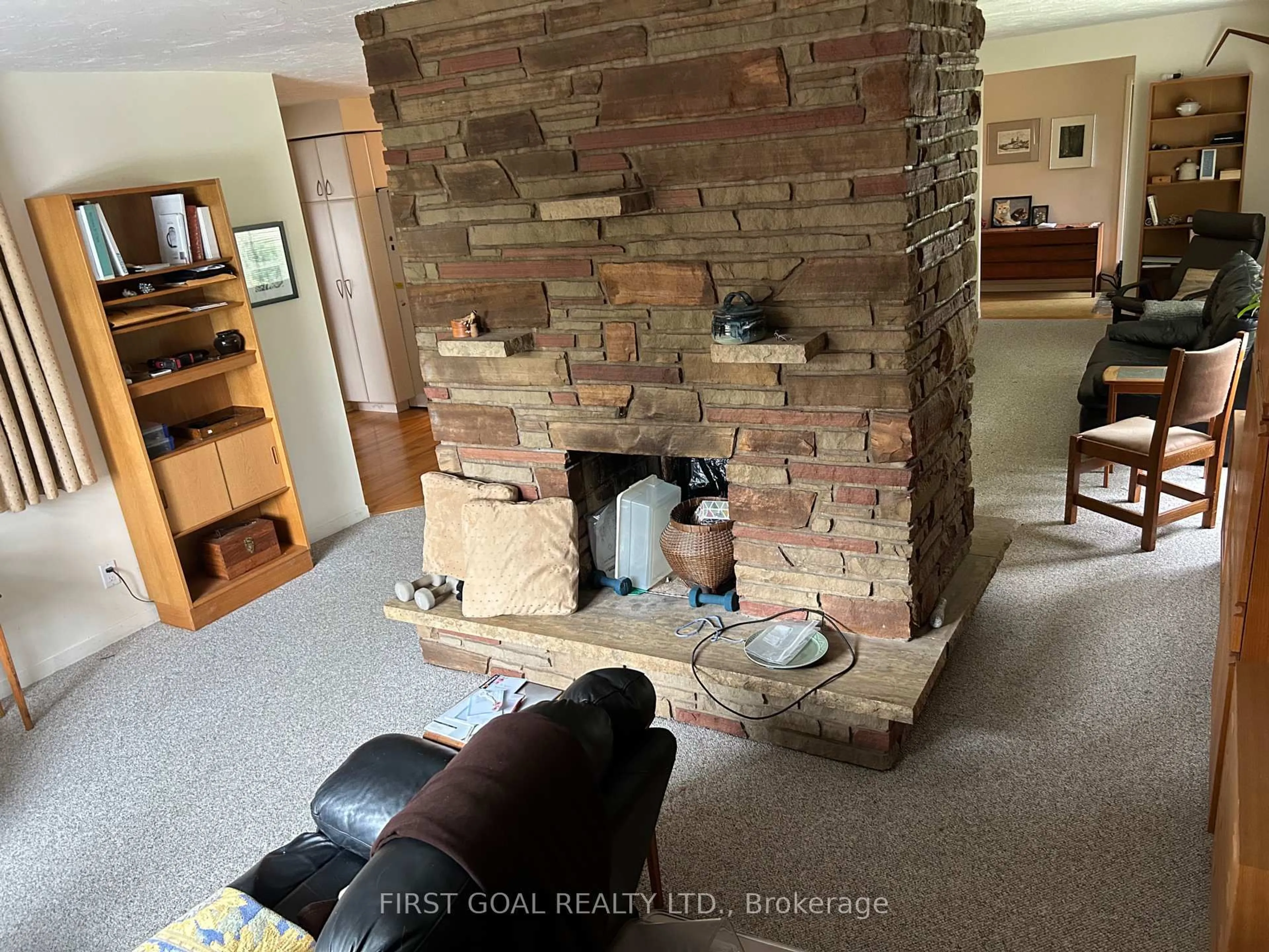 Living room with furniture, unknown for 2057 Sideroad 18 Sdrd, New Tecumseth Ontario L0G 1W0