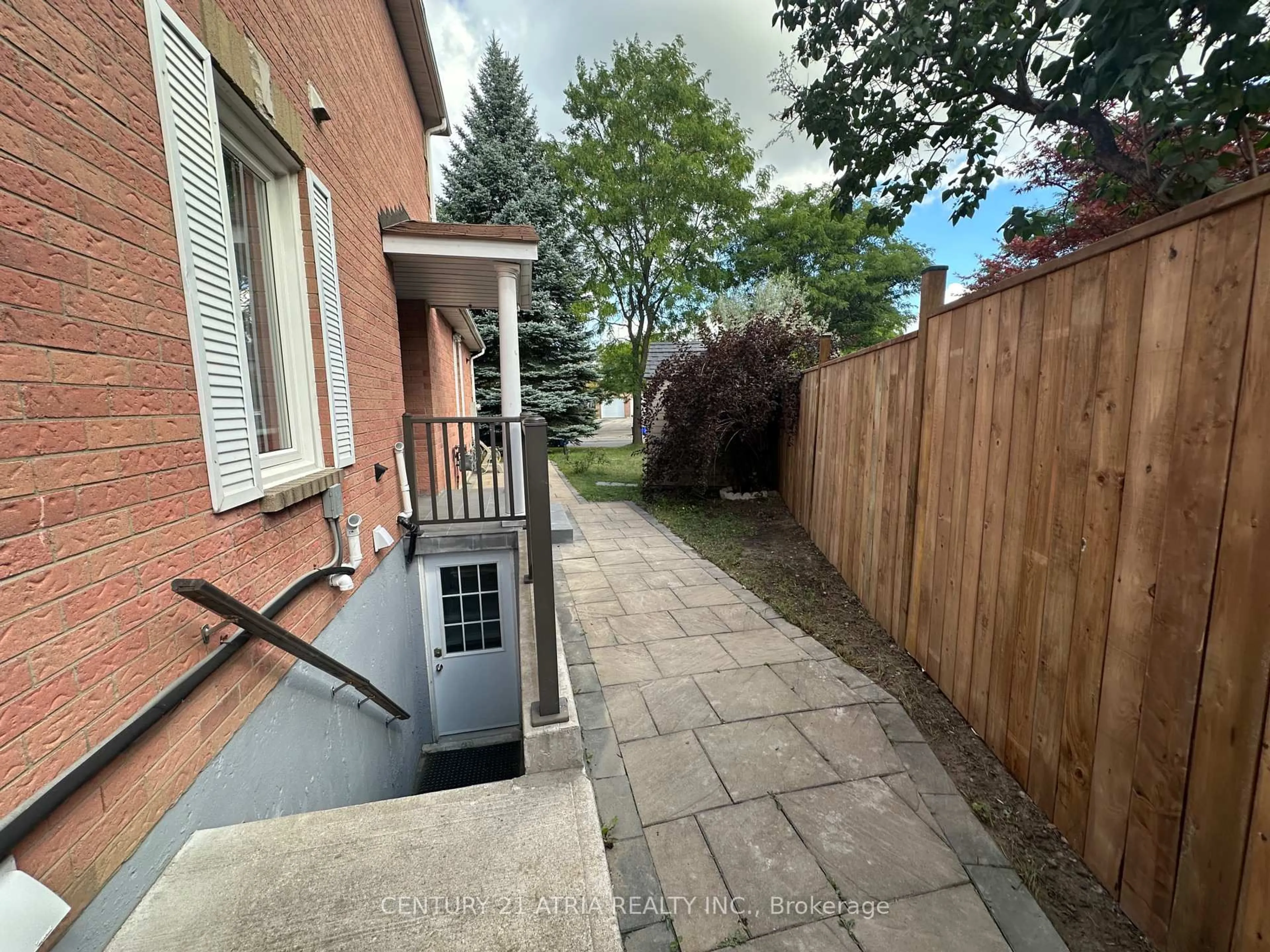 Patio, street for 60 Steepleview Cres, Richmond Hill Ontario L4C 9R3