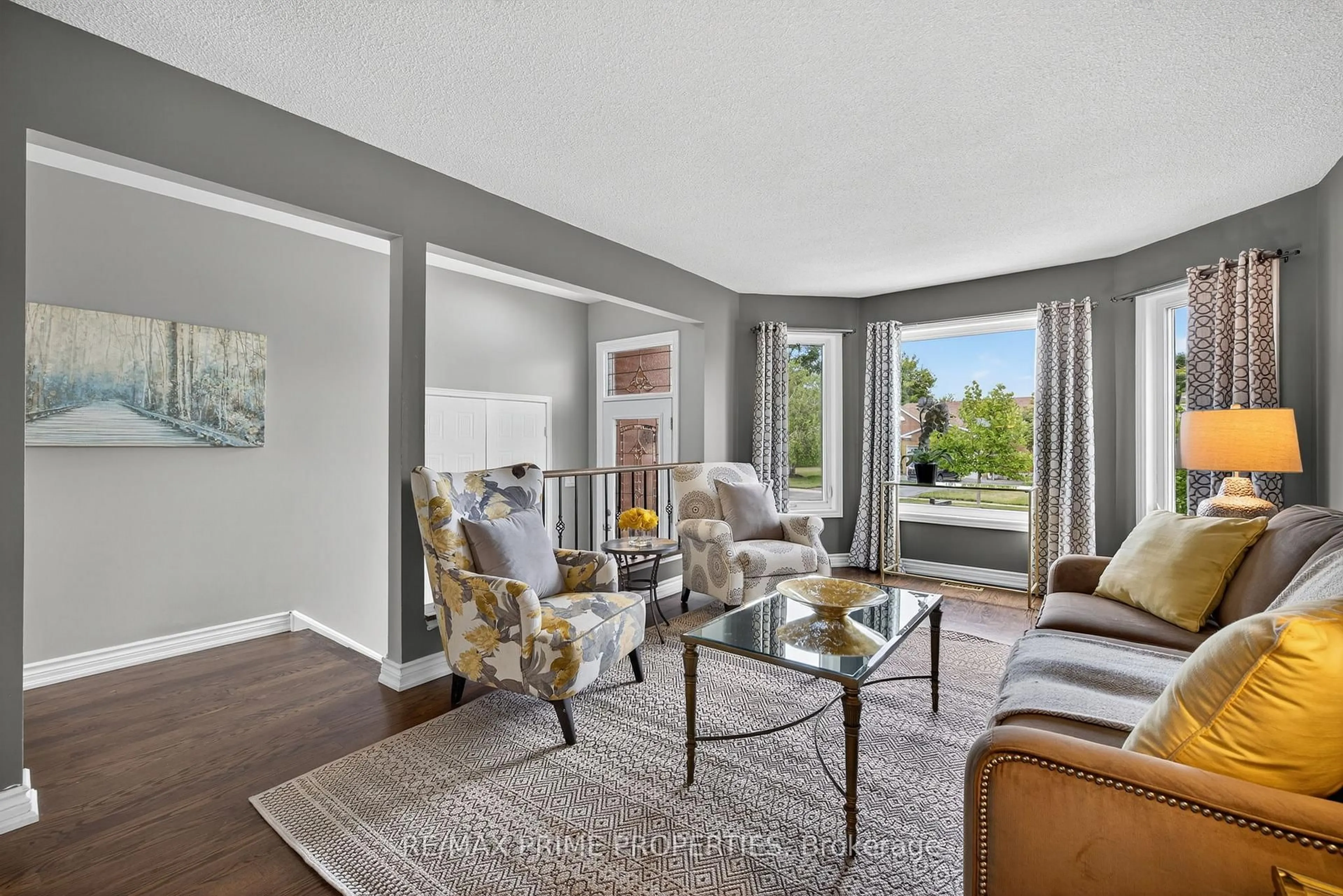 Living room with furniture, unknown for 216 Crossland Gate, Newmarket Ontario L3X 1A9
