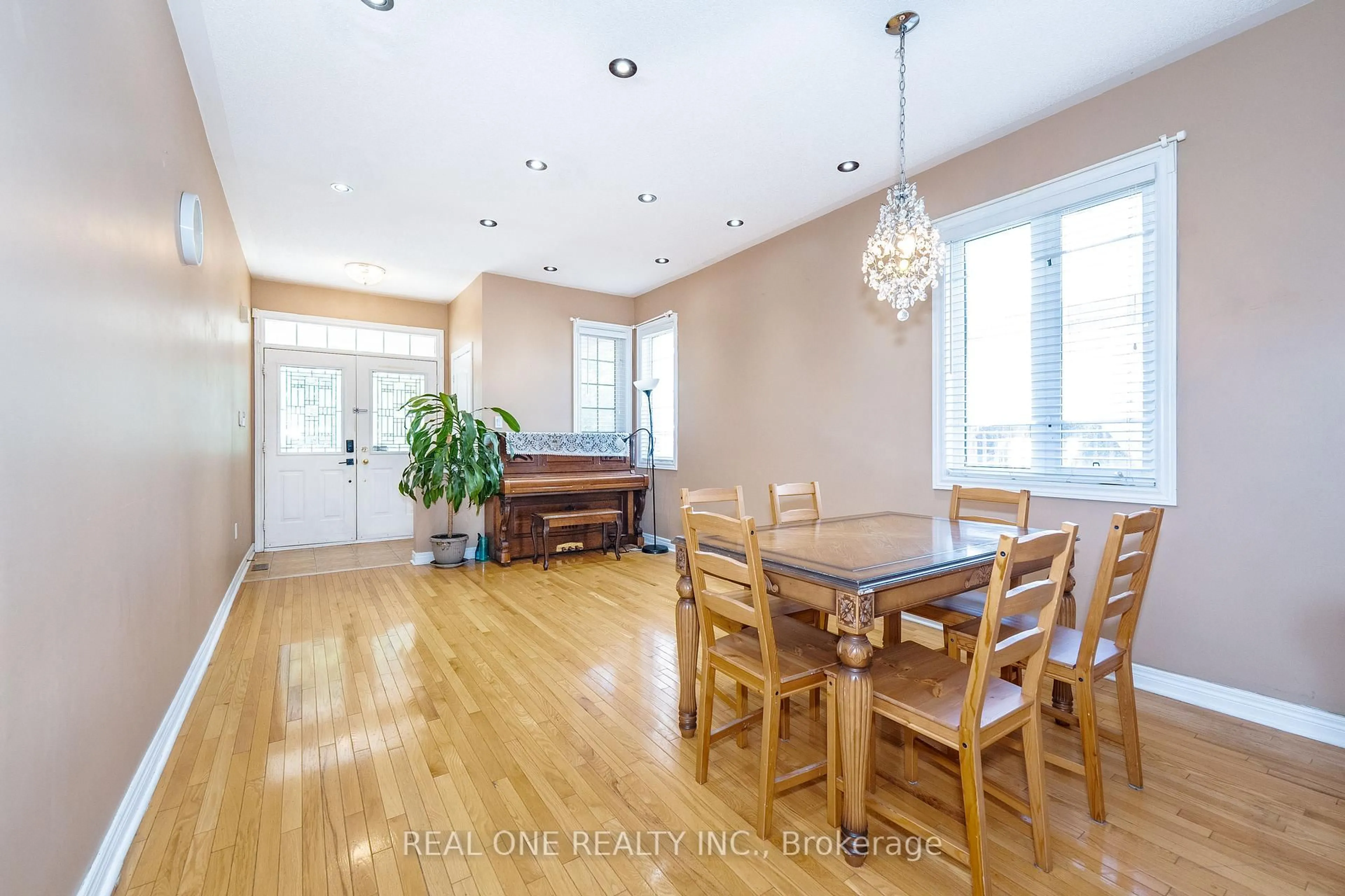 Dining room, wood/laminate floor for 40 Saffron St, Markham Ontario L6E 1L3