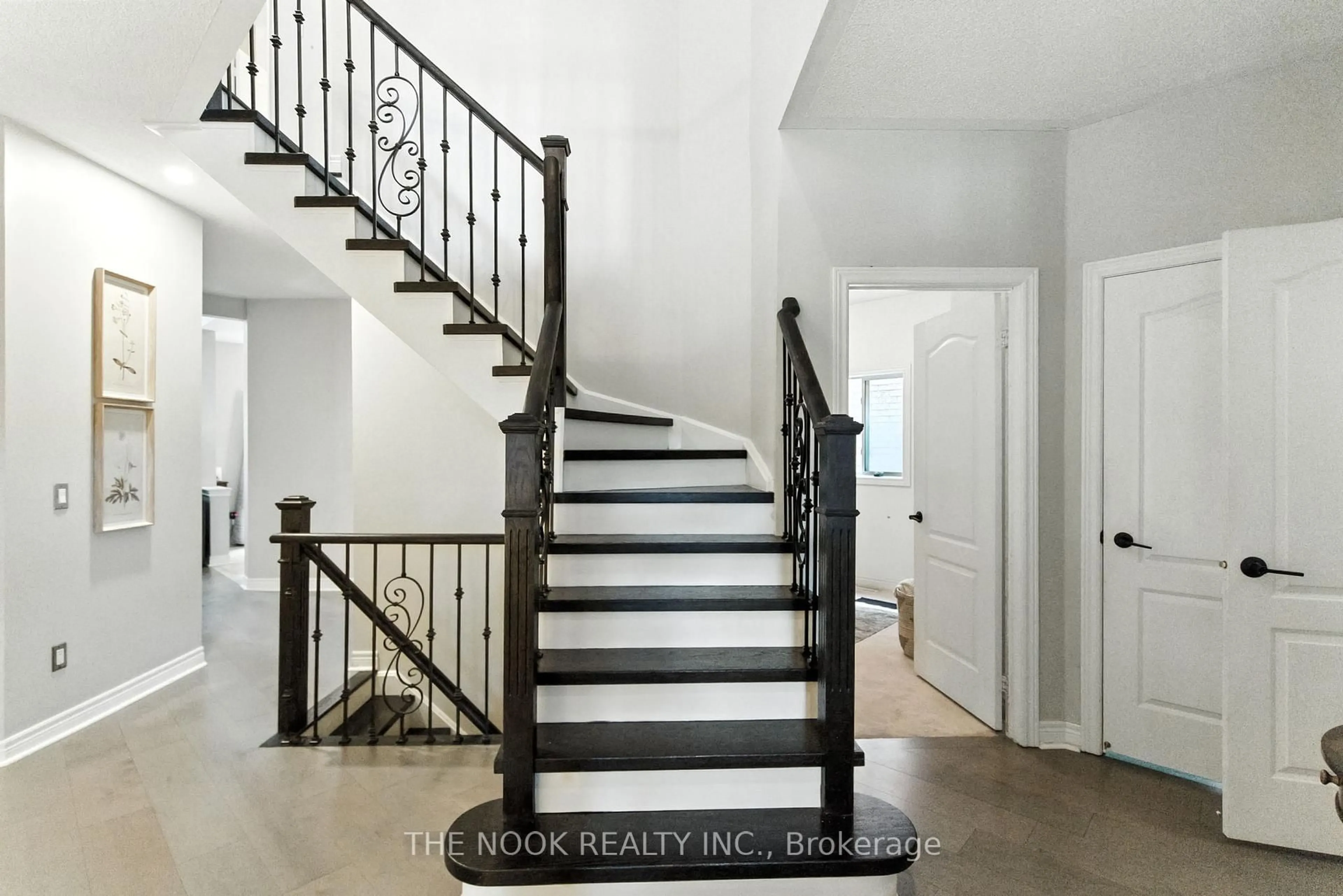 Stairs for 122 Estate Garden Dr, Richmond Hill Ontario L4E 3V6