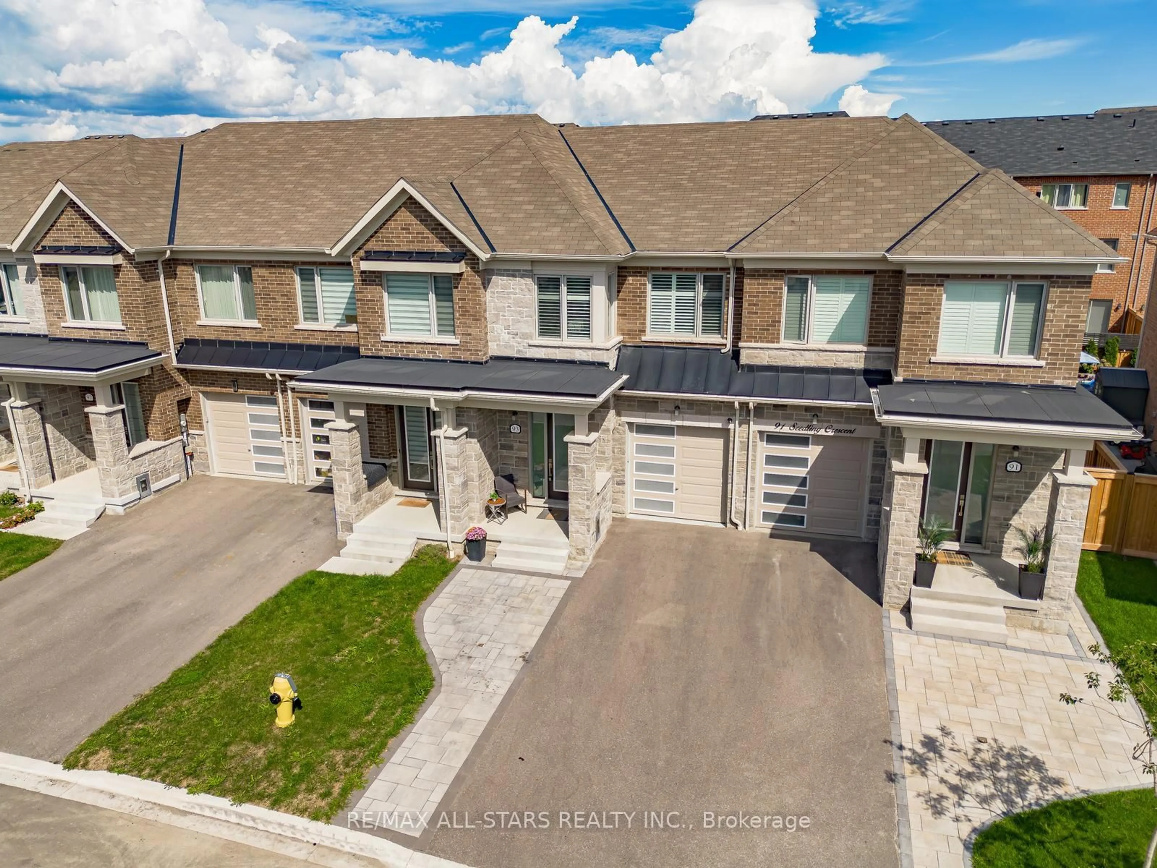 A pic from outside/outdoor area/front of a property/back of a property/a pic from drone, street for 93 Seedling Cres, Whitchurch-Stouffville Ontario L4A 4V5