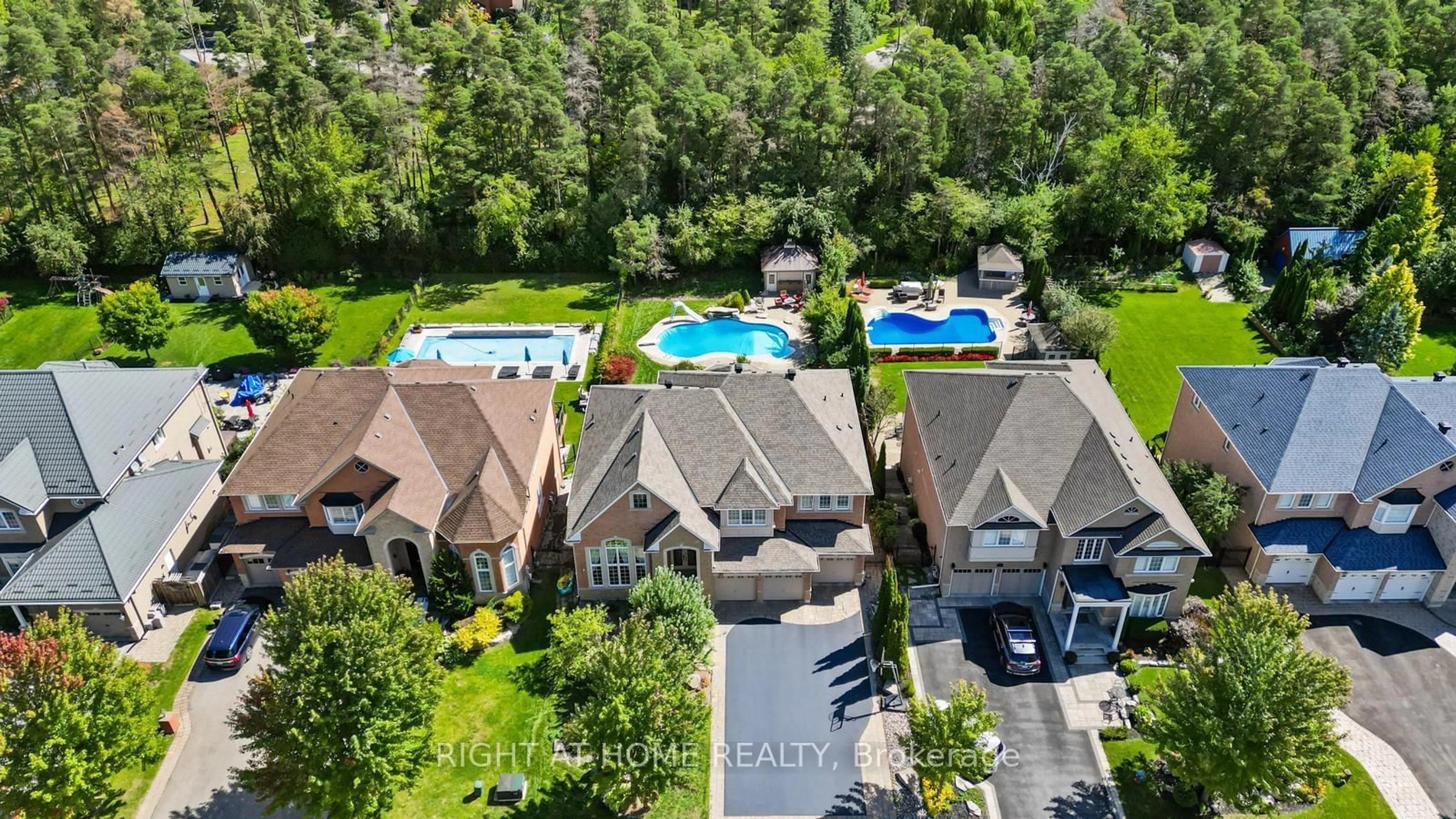 A pic from outside/outdoor area/front of a property/back of a property/a pic from drone, unknown for 21 Lupine Cres, Richmond Hill Ontario L4E 4M5