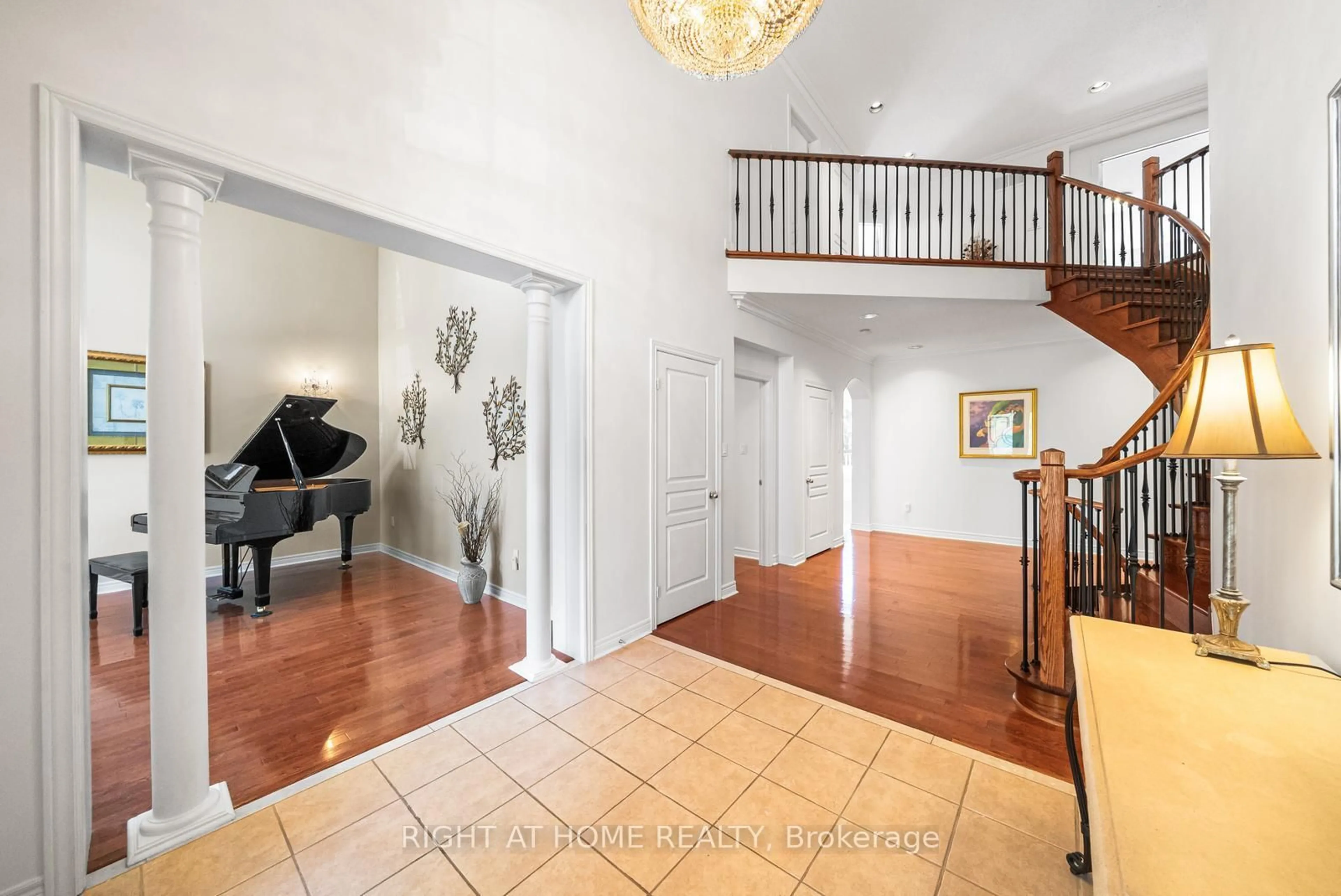 Indoor foyer for 21 Lupine Cres, Richmond Hill Ontario L4E 4M5