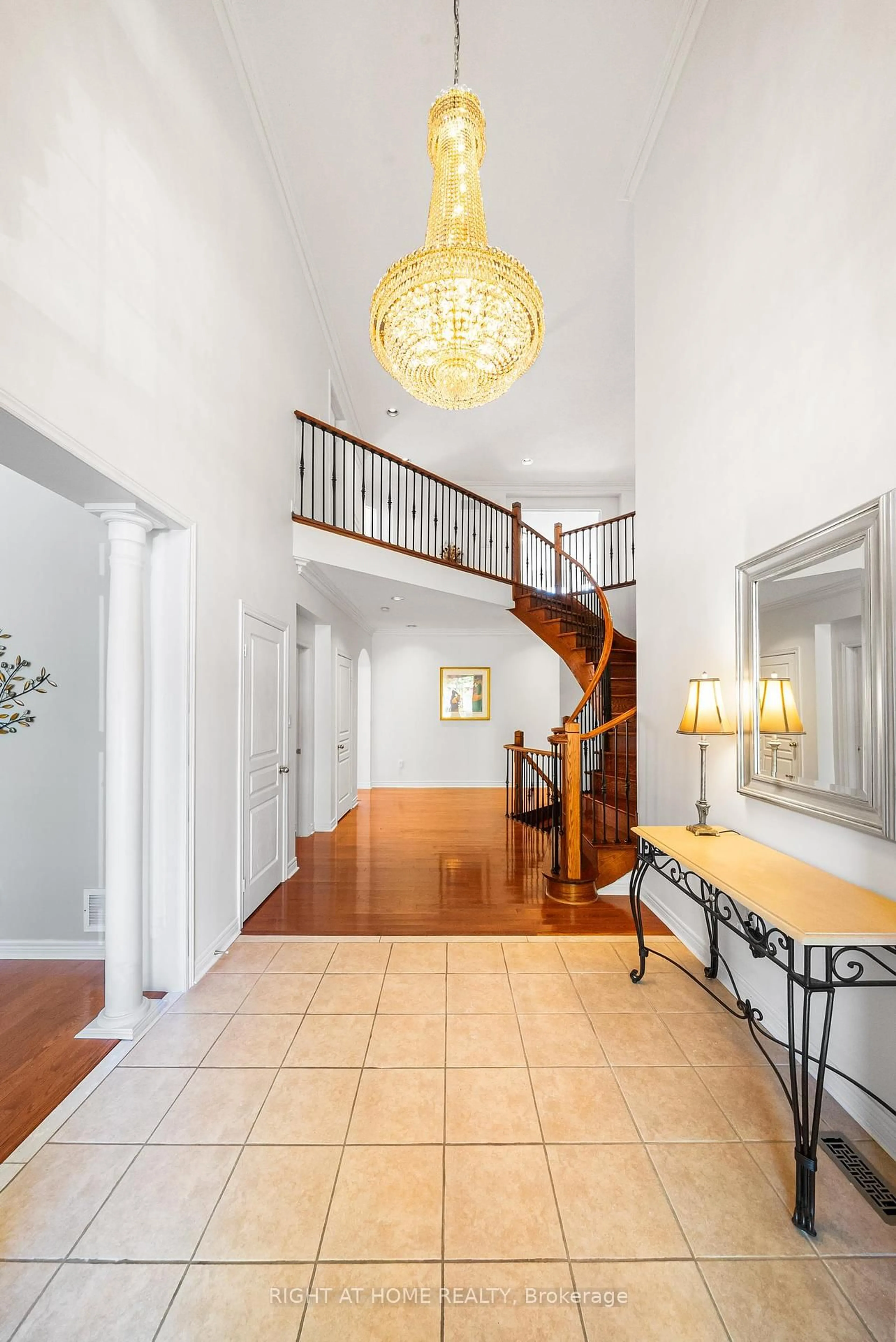 Indoor foyer for 21 Lupine Cres, Richmond Hill Ontario L4E 4M5