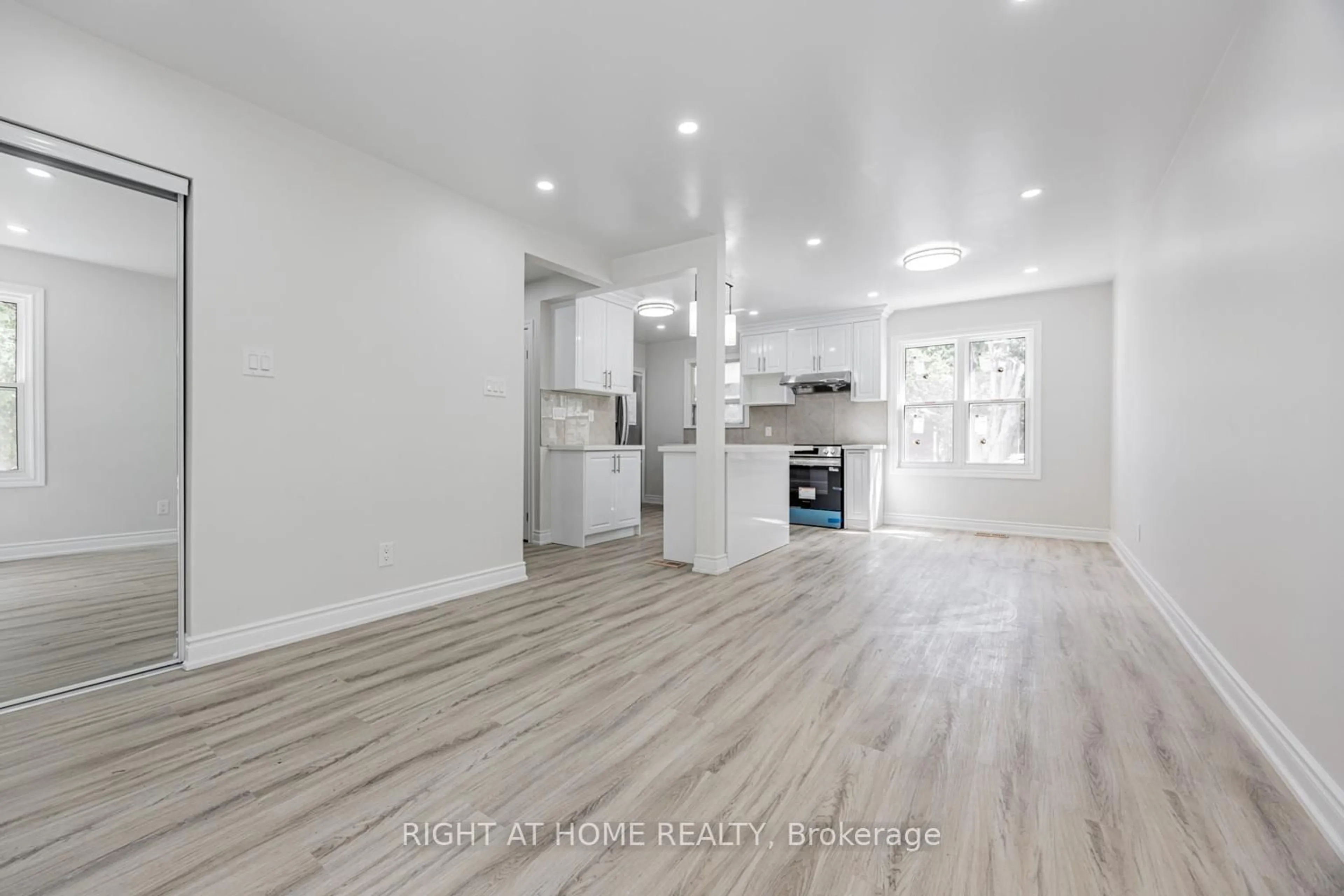 Open concept kitchen, unknown for 225 Essex Ave, Richmond Hill Ontario L4C 2C1
