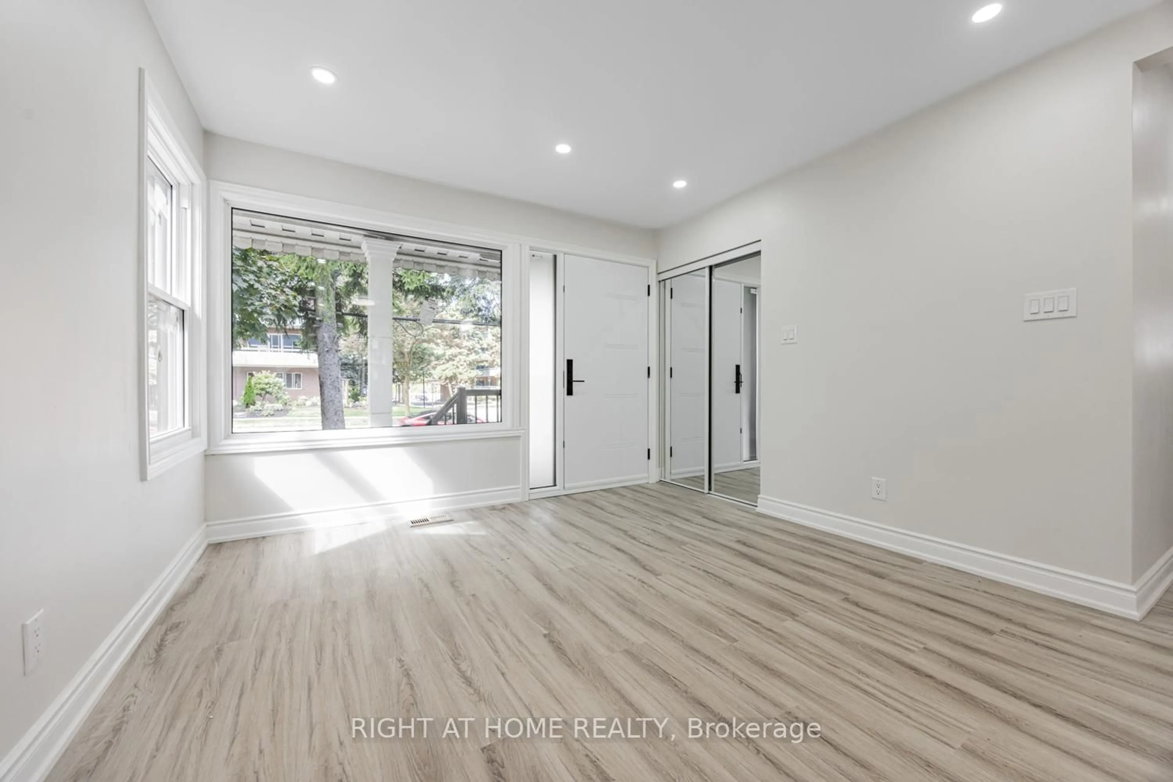Indoor entryway for 225 Essex Ave, Richmond Hill Ontario L4C 2C1