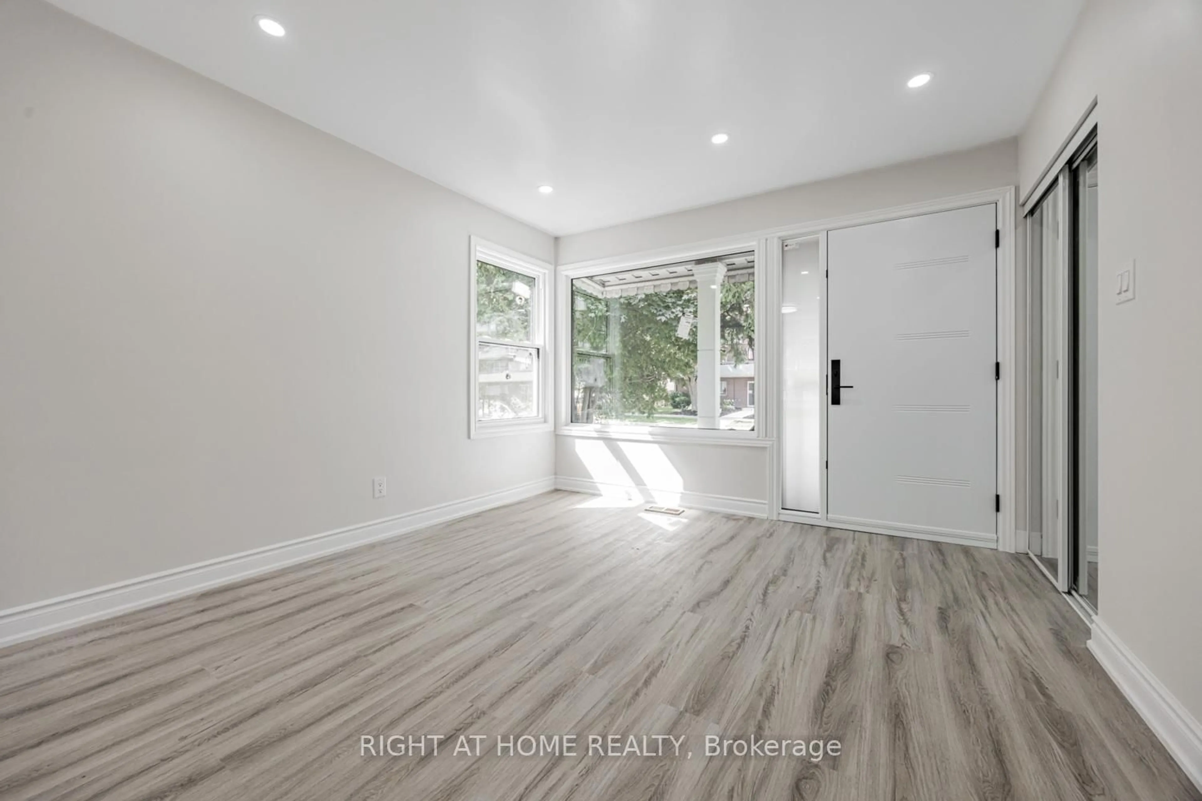 Indoor entryway for 225 Essex Ave, Richmond Hill Ontario L4C 2C1
