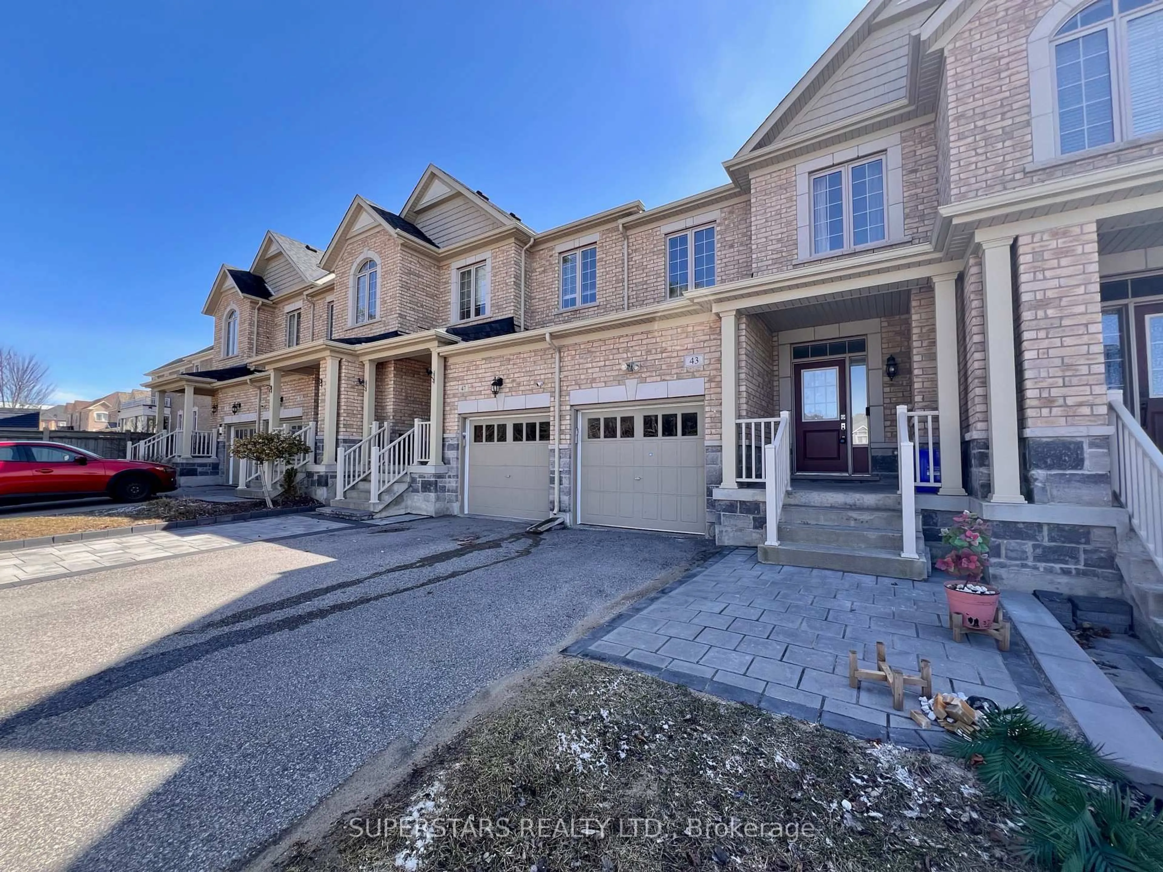A pic from outside/outdoor area/front of a property/back of a property/a pic from drone, street for 43 Radial Dr, Aurora Ontario L4G 0Z8