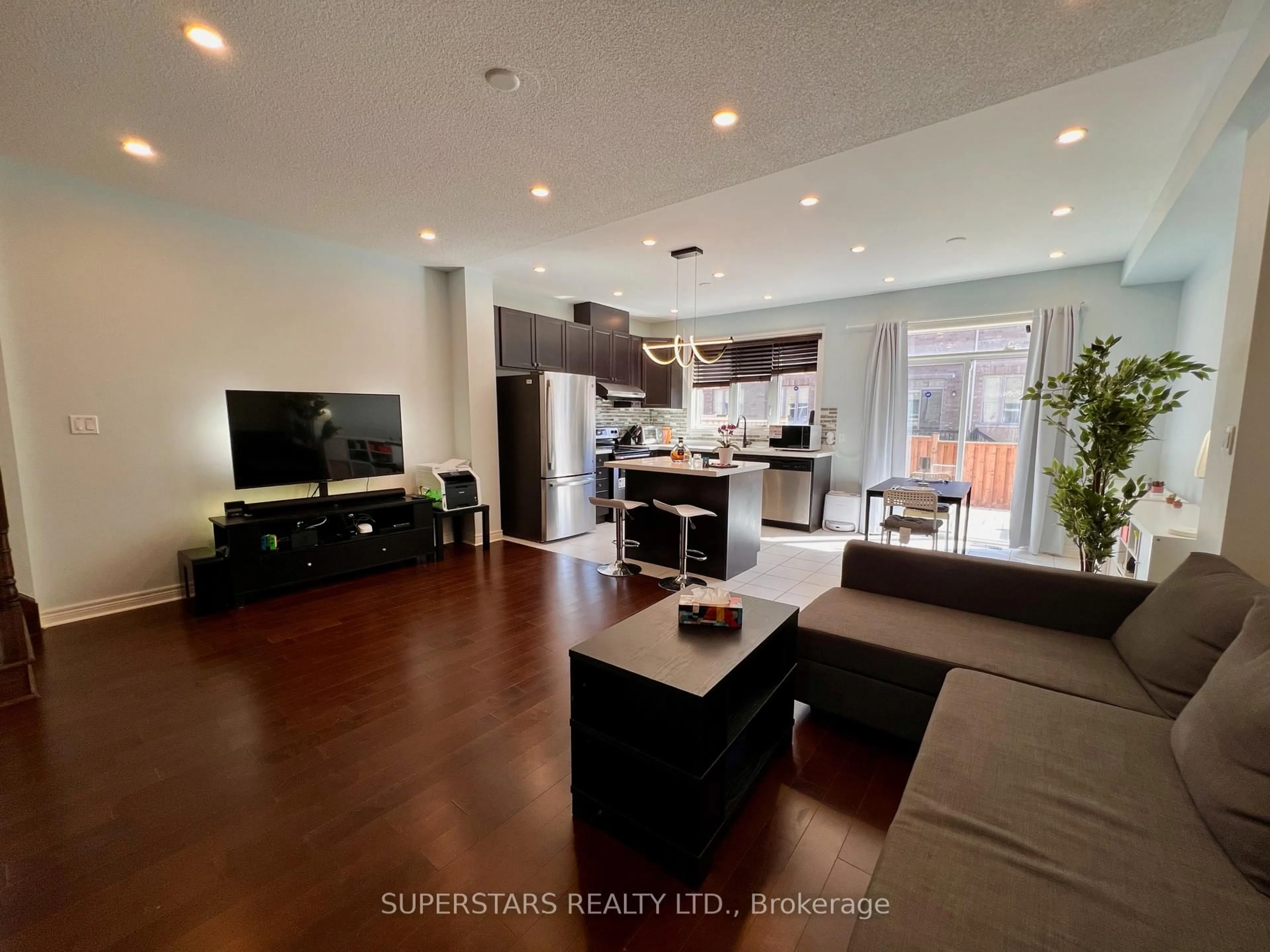 Open concept kitchen, wood/laminate floor for 43 Radial Dr, Aurora Ontario L4G 0Z8