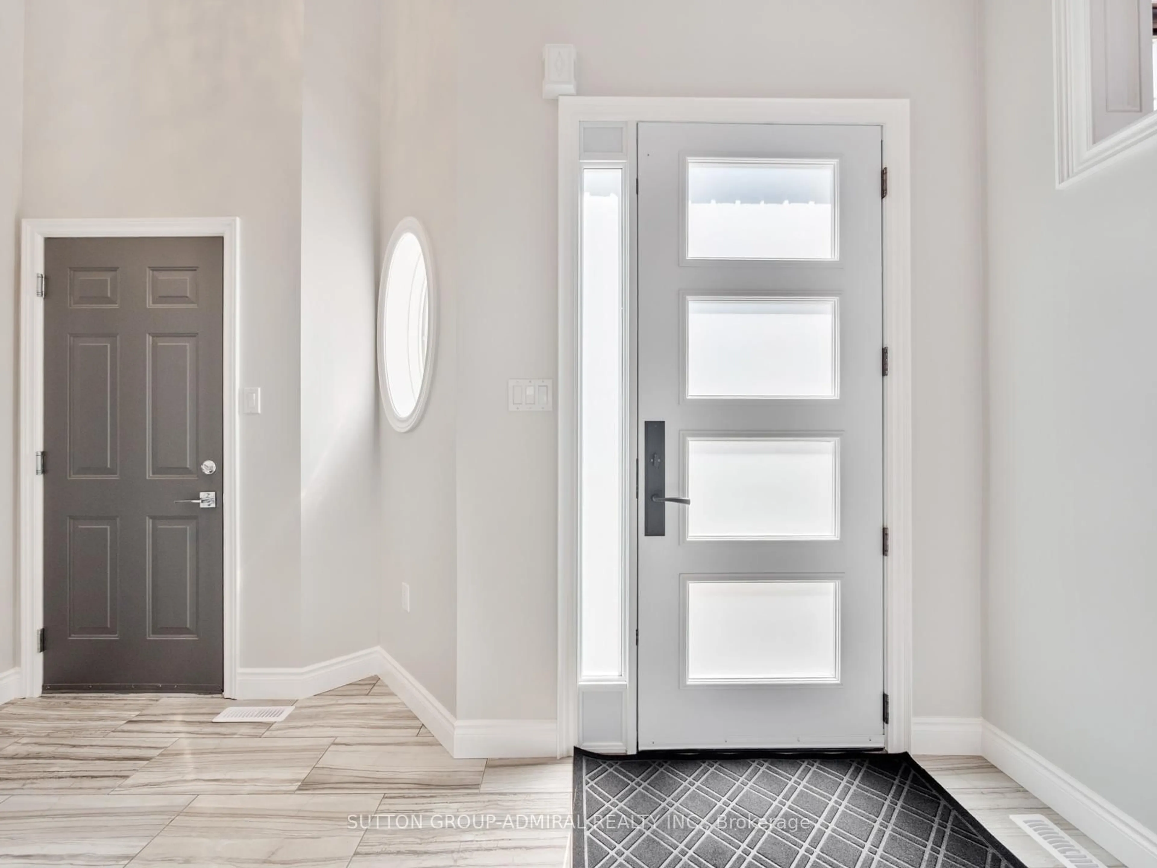 Indoor entryway for 62 Gardiner Dr, Bradford West Gwillimbury Ontario L3Z 3E9