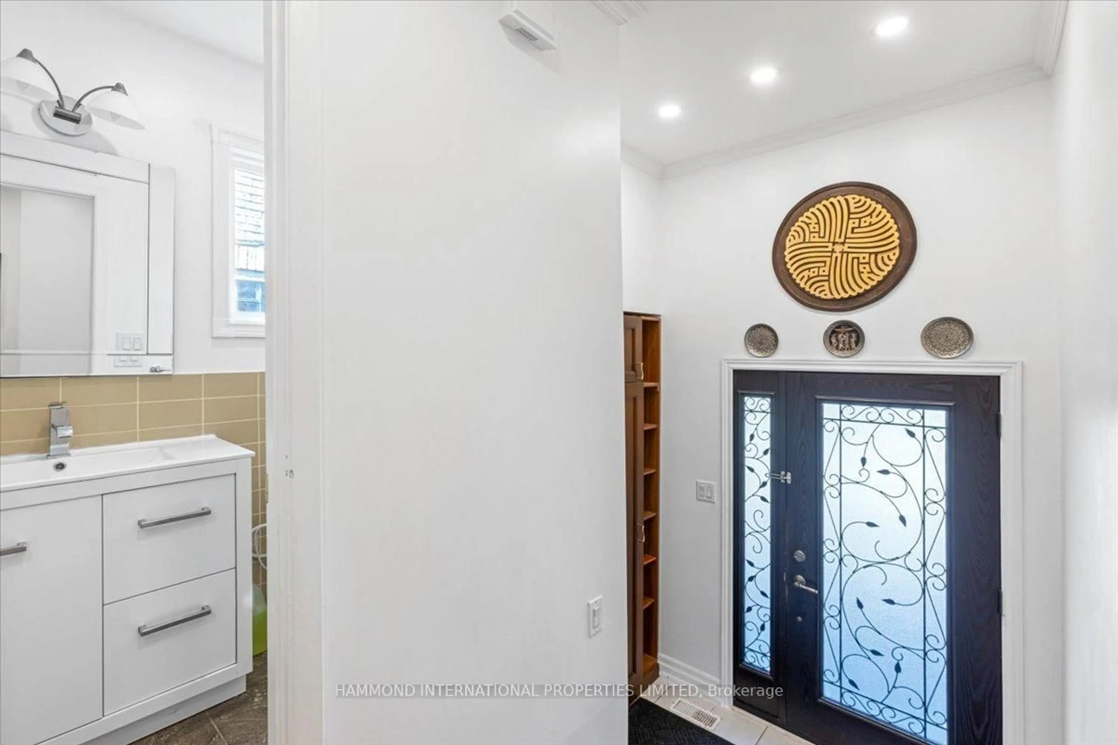 Indoor entryway for 14 Baywood Crt, Markham Ontario L3T 5W3