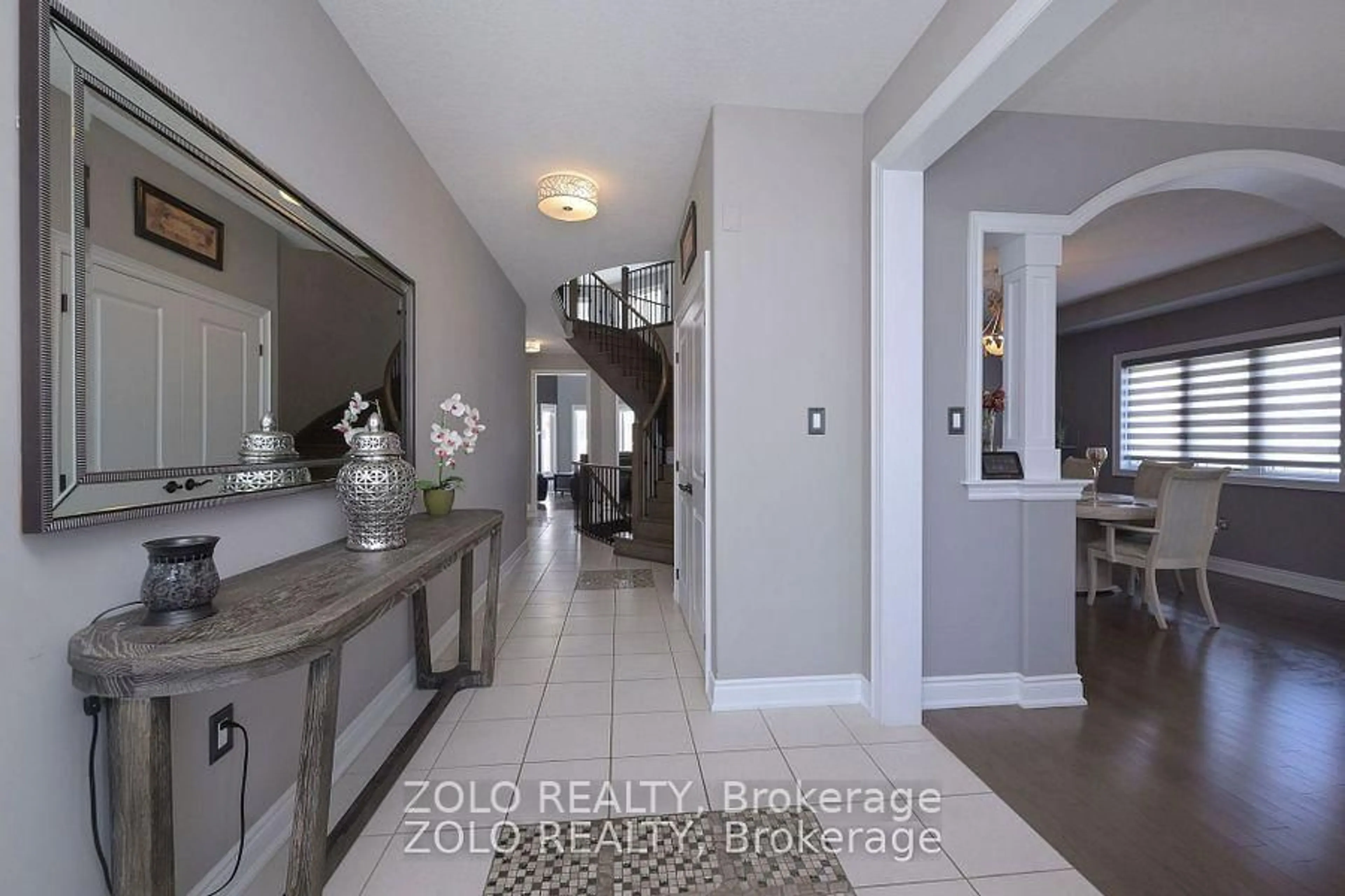 Indoor entryway for 1680 Angus St, Innisfil Ontario L9S 0L1