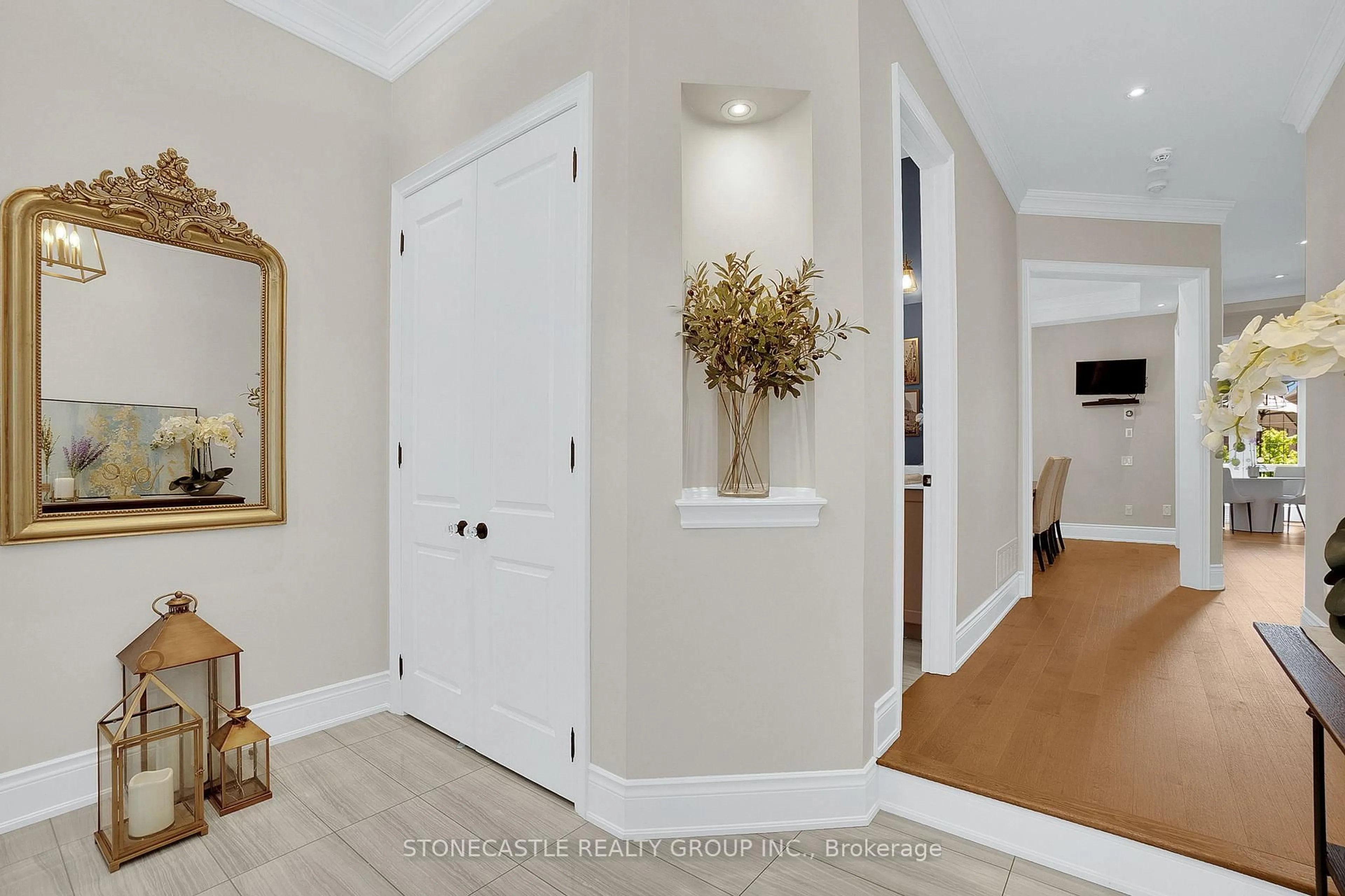 Indoor entryway for 27 Mower Ave, Vaughan Ontario L6A 4X1