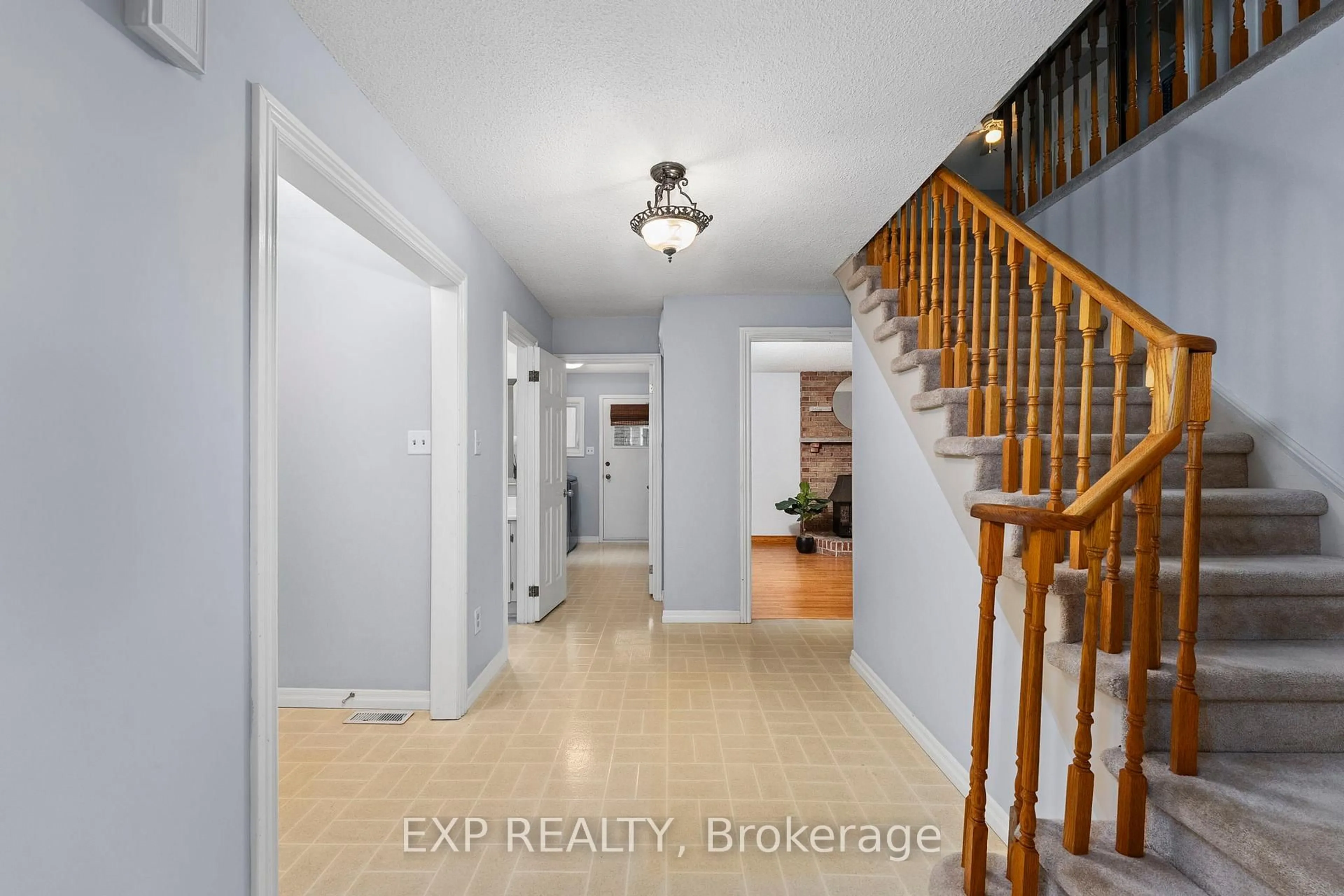 Indoor entryway for 56 Manning Cres, Newmarket Ontario L3Y 6H4