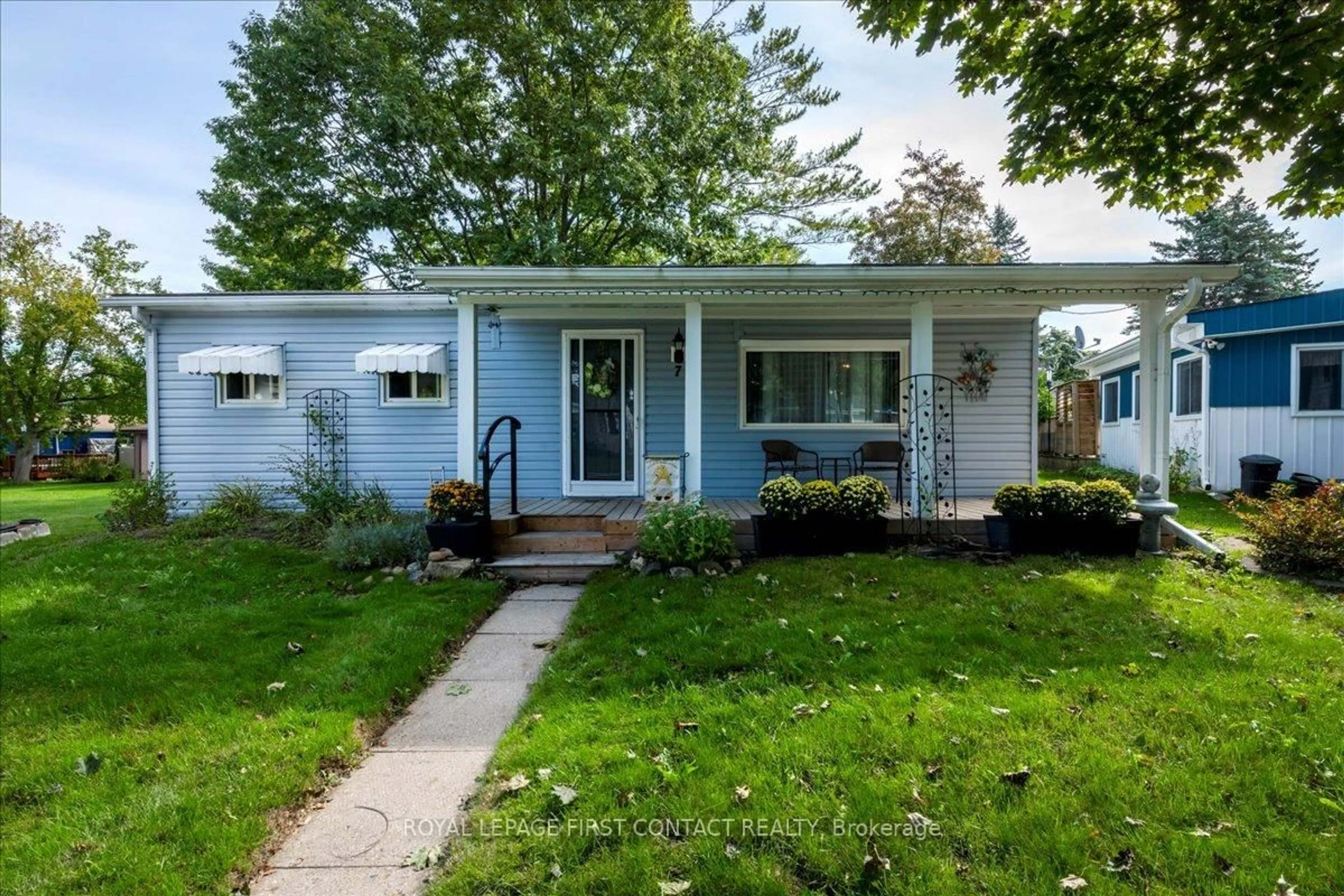 Home with vinyl exterior material, street for 7 Flora Crt, Innisfil Ontario L9S 1R4