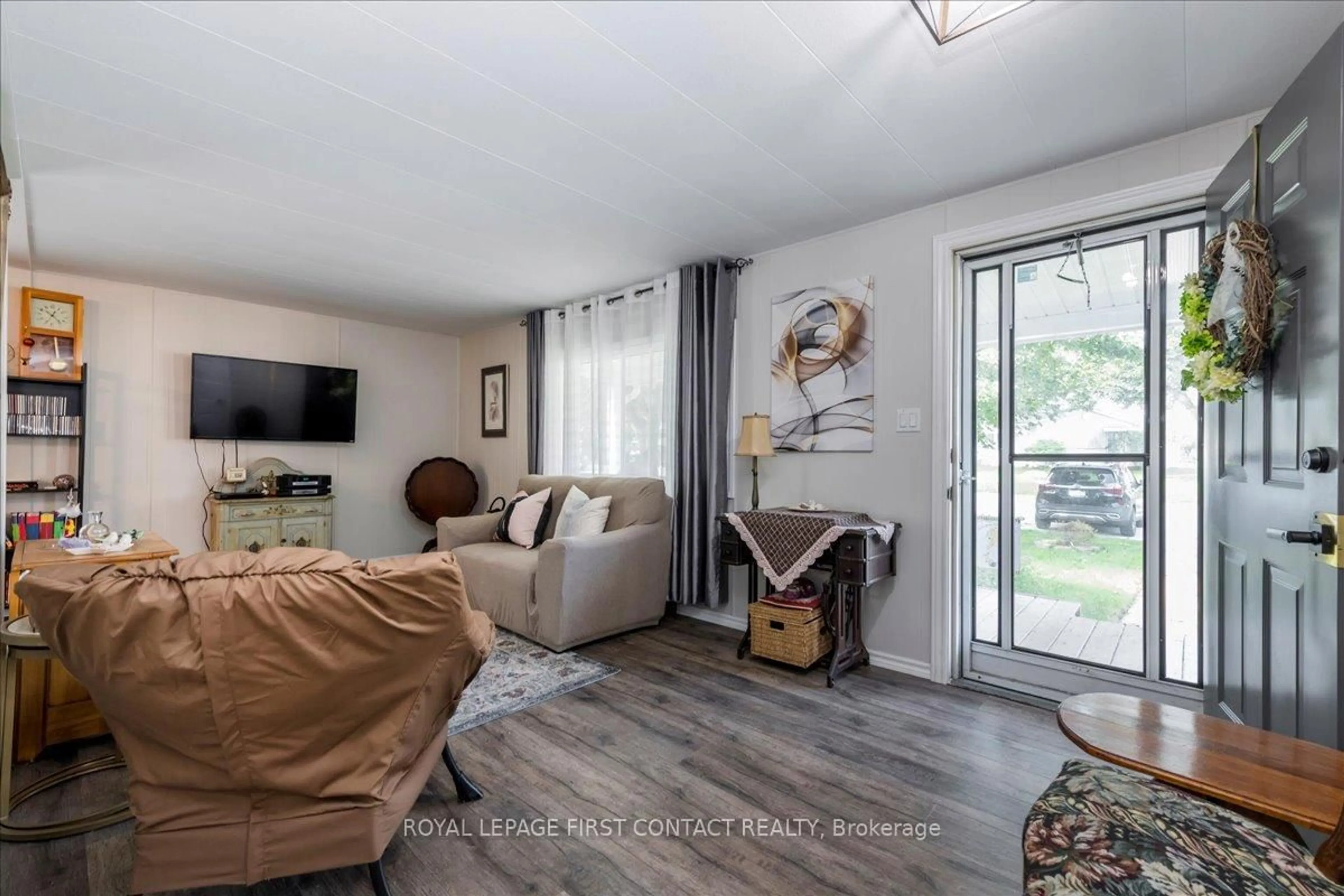 Living room with furniture, unknown for 7 Flora Crt, Innisfil Ontario L9S 1R4