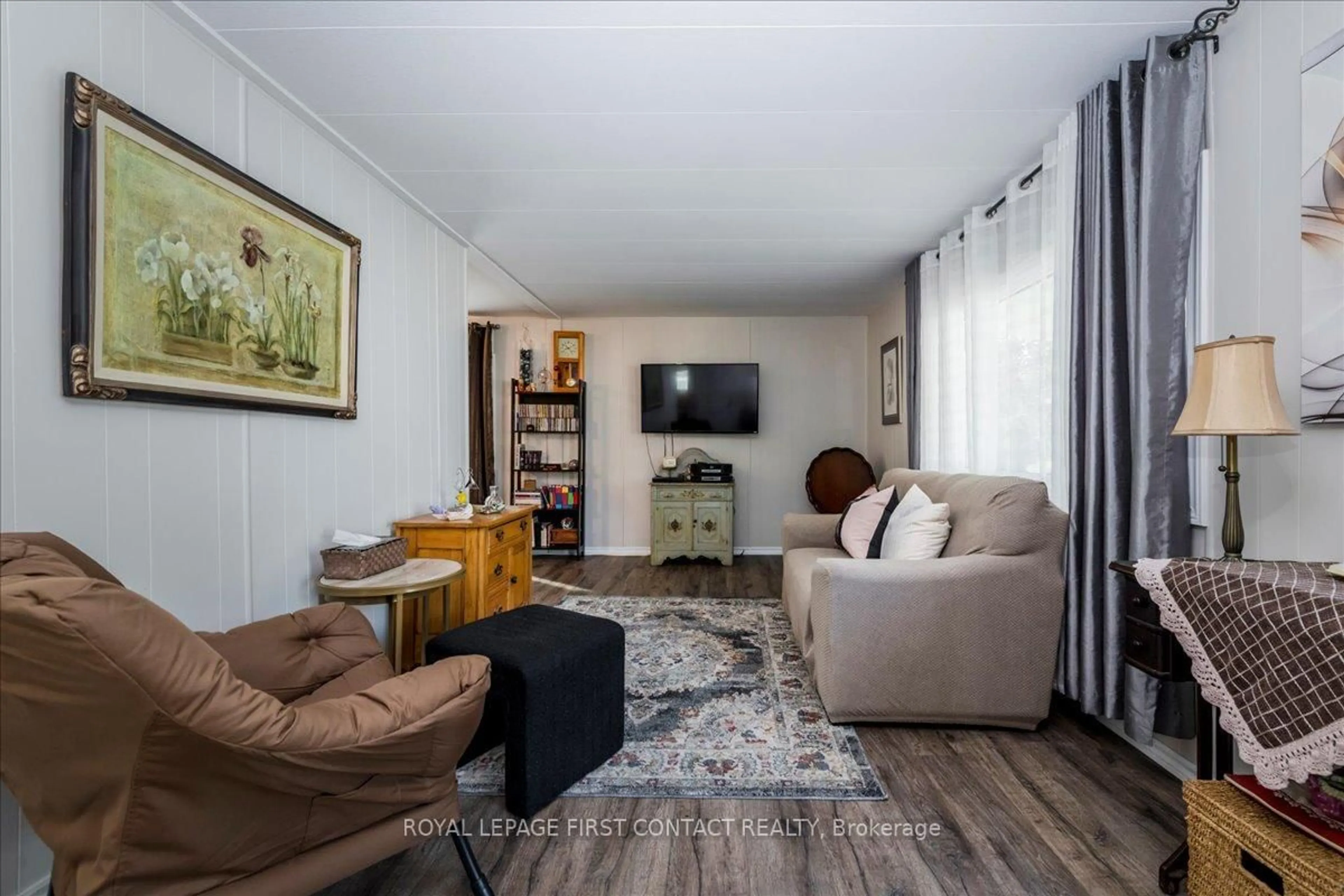 Living room with furniture, wood/laminate floor for 7 Flora Crt, Innisfil Ontario L9S 1R4
