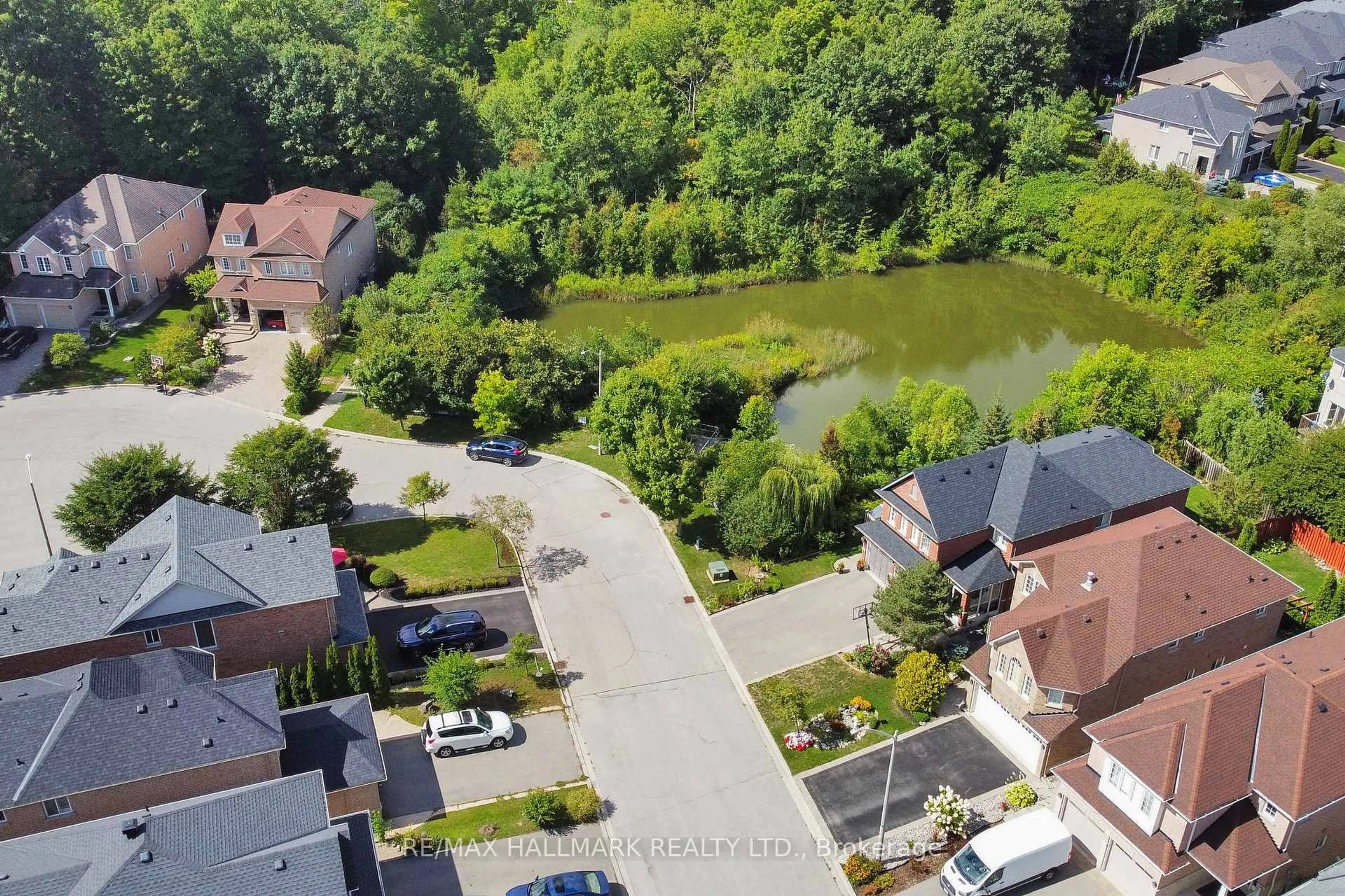 A pic from outside/outdoor area/front of a property/back of a property/a pic from drone, water/lake/river/ocean view for 20 Aztec Crt, Richmond Hill Ontario L4S 2W6