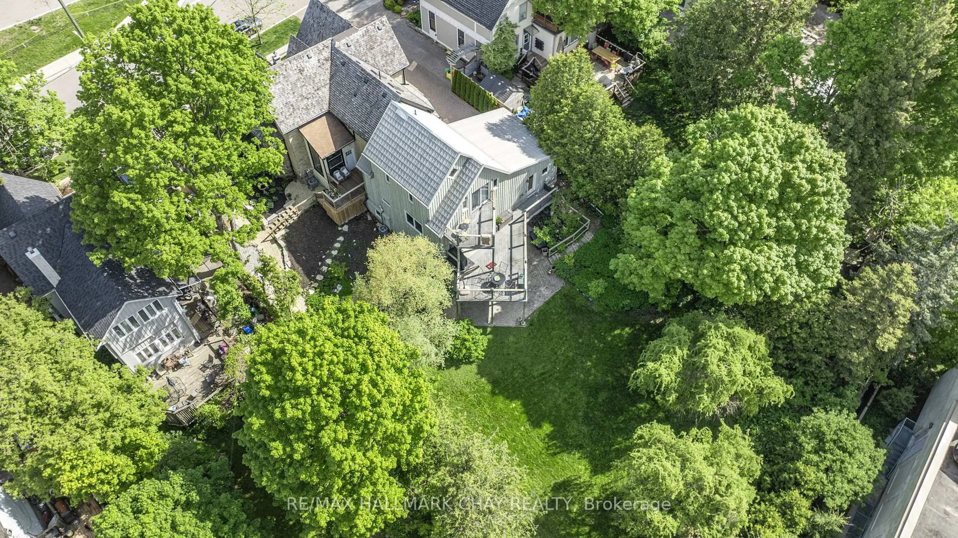 A pic from outside/outdoor area/front of a property/back of a property/a pic from drone, street for 11 Catherine Ave, Aurora Ontario L4G 1K4
