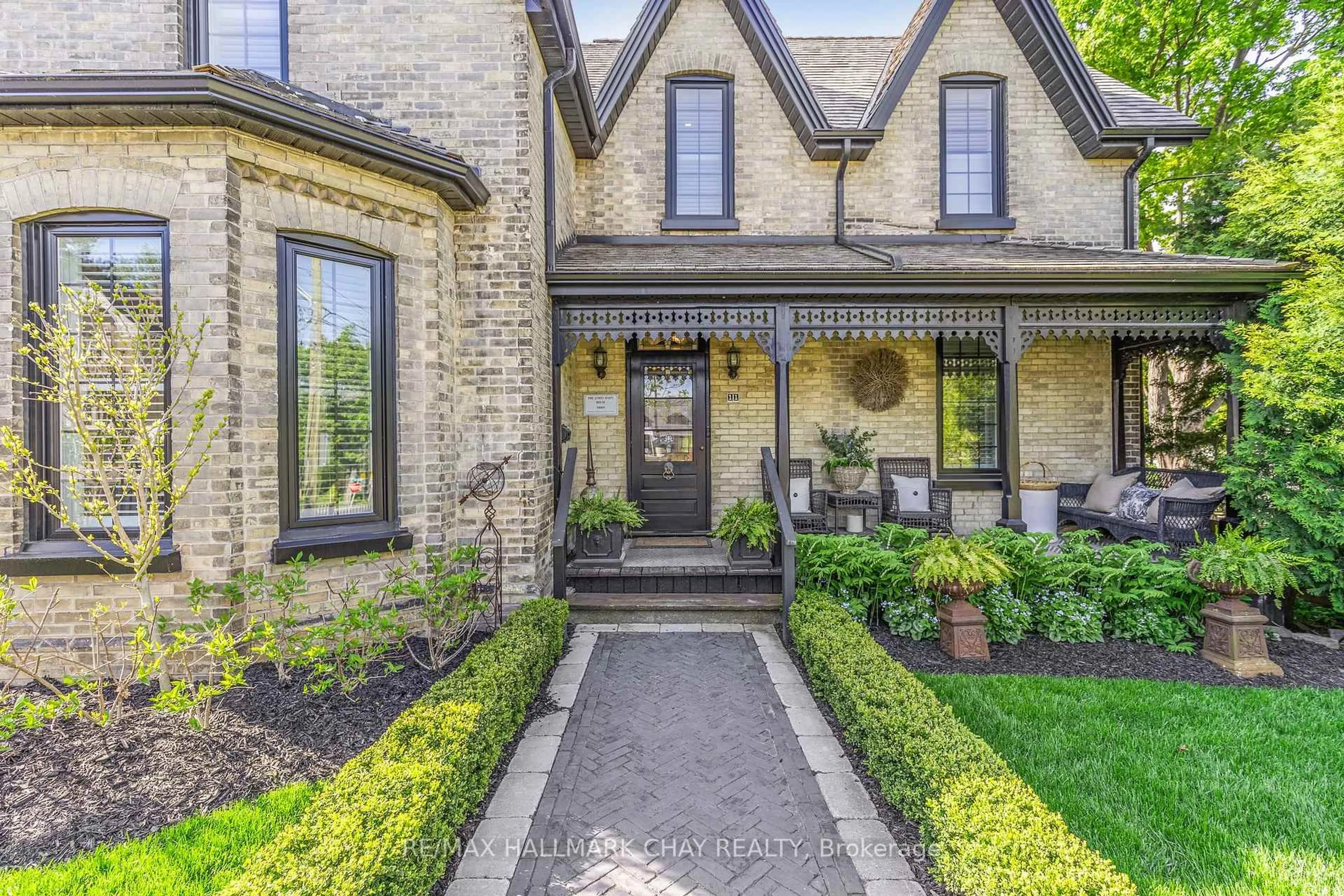 Home with brick exterior material, street for 11 Catherine Ave, Aurora Ontario L4G 1K4