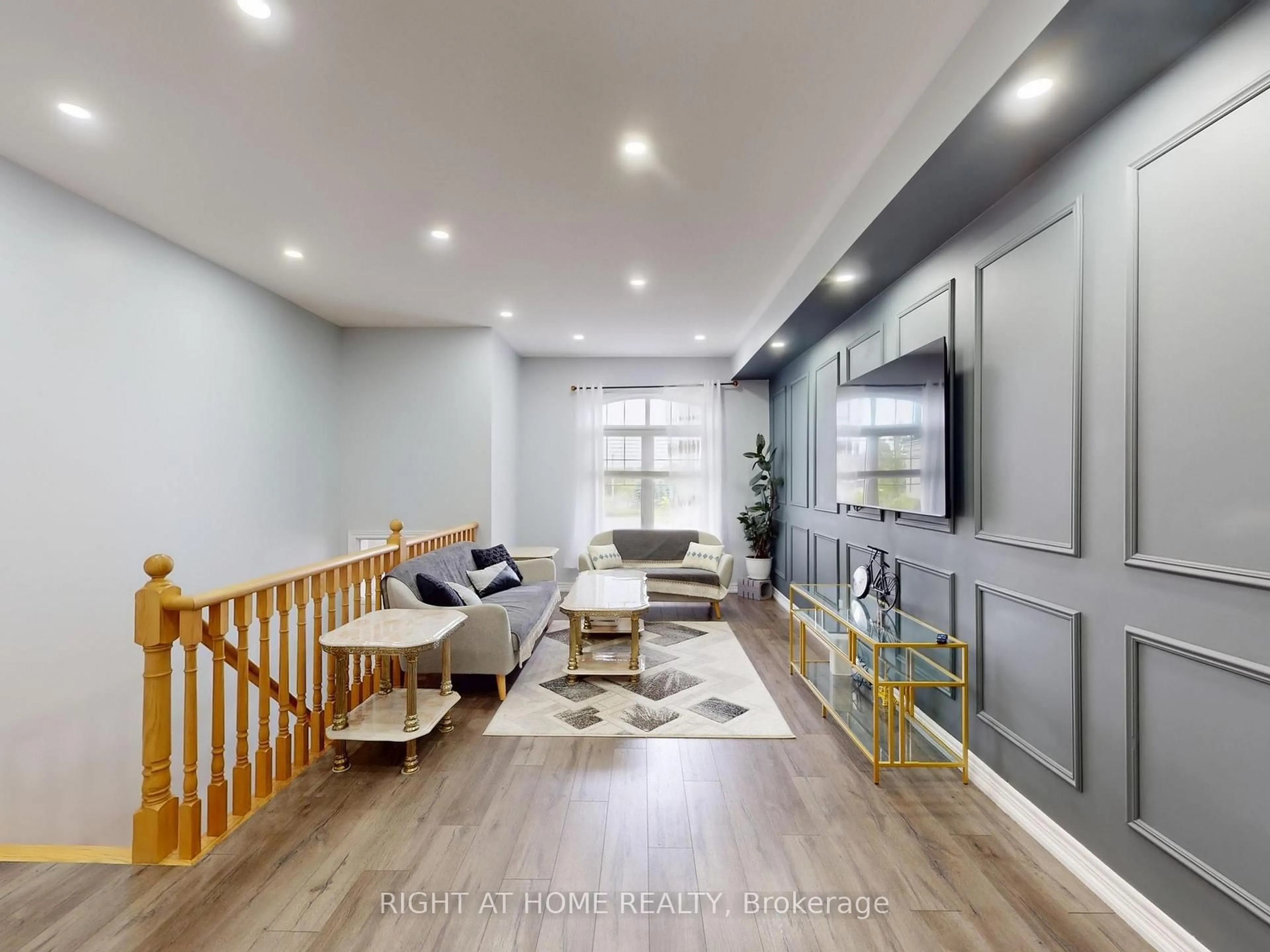 Living room with furniture, wood/laminate floor for 168 Dundas Way, Markham Ontario L6E 0T1