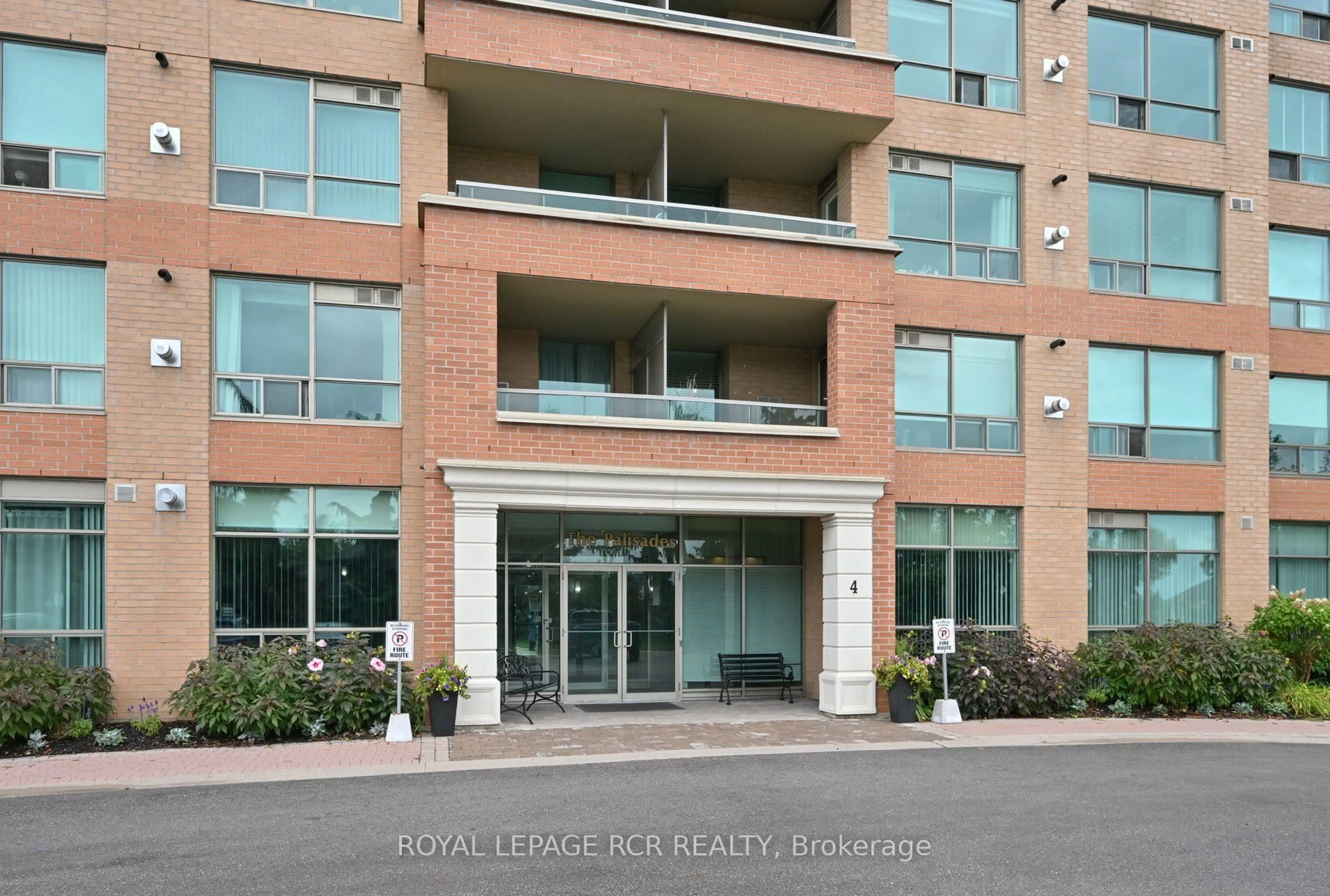 Indoor foyer for 4 Briar Hill Hts #214, New Tecumseth Ontario L9R 1Z7