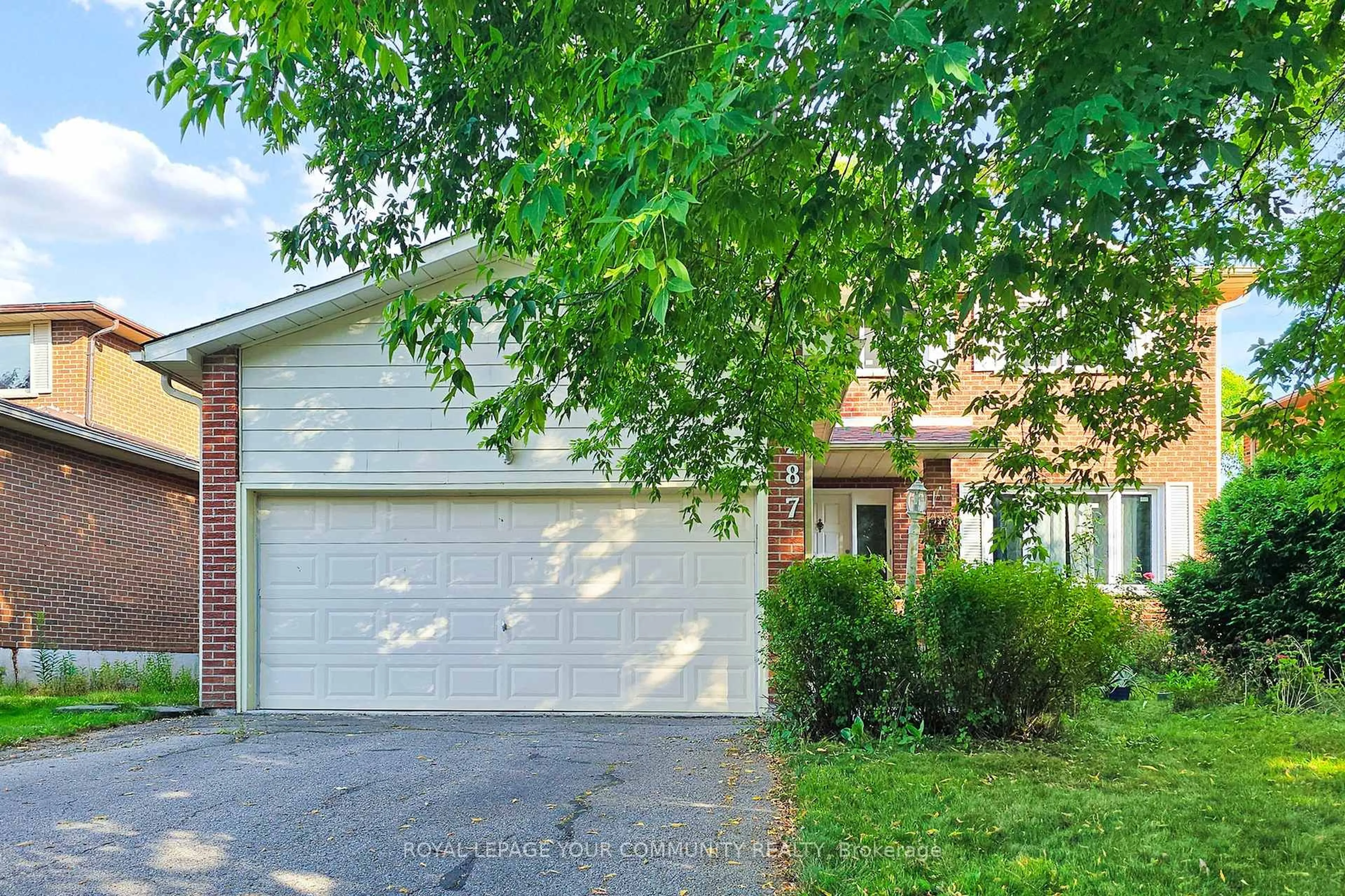 Home with vinyl exterior material, street for 287 Manchester Dr, Newmarket Ontario L3Y 6J4