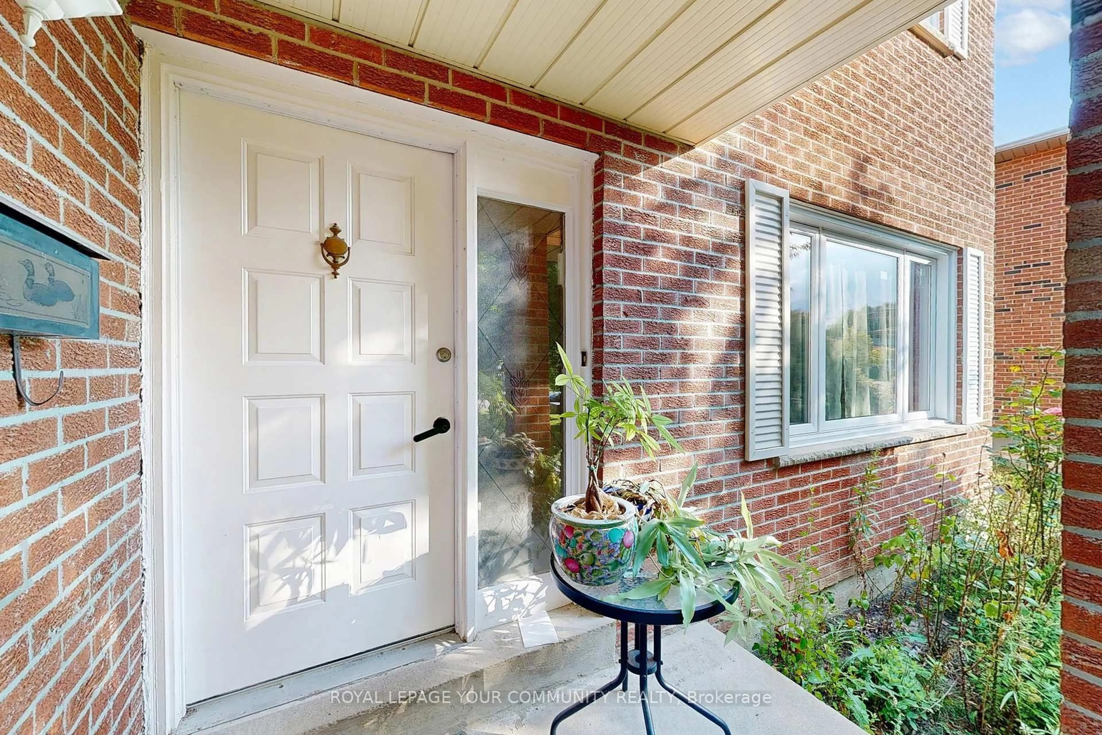 Indoor entryway for 287 Manchester Dr, Newmarket Ontario L3Y 6J4