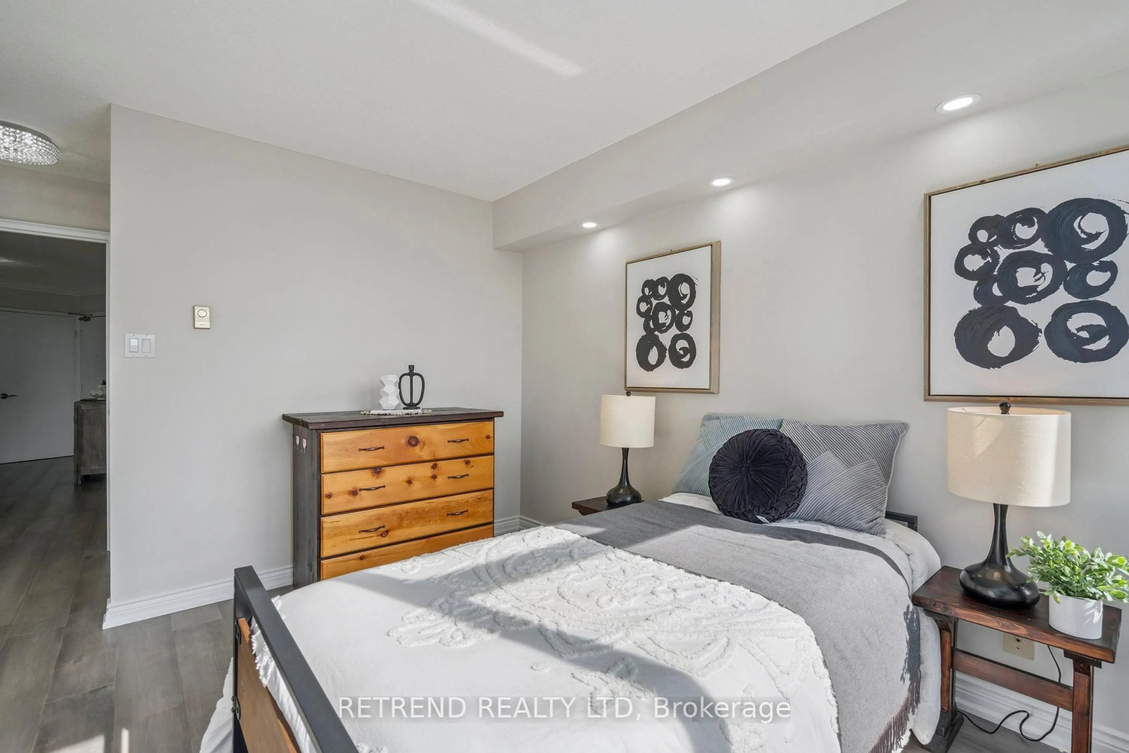 Bedroom with bed, unknown for 32 Clarissa Dr #826, Richmond Hill Ontario L4C 9R7