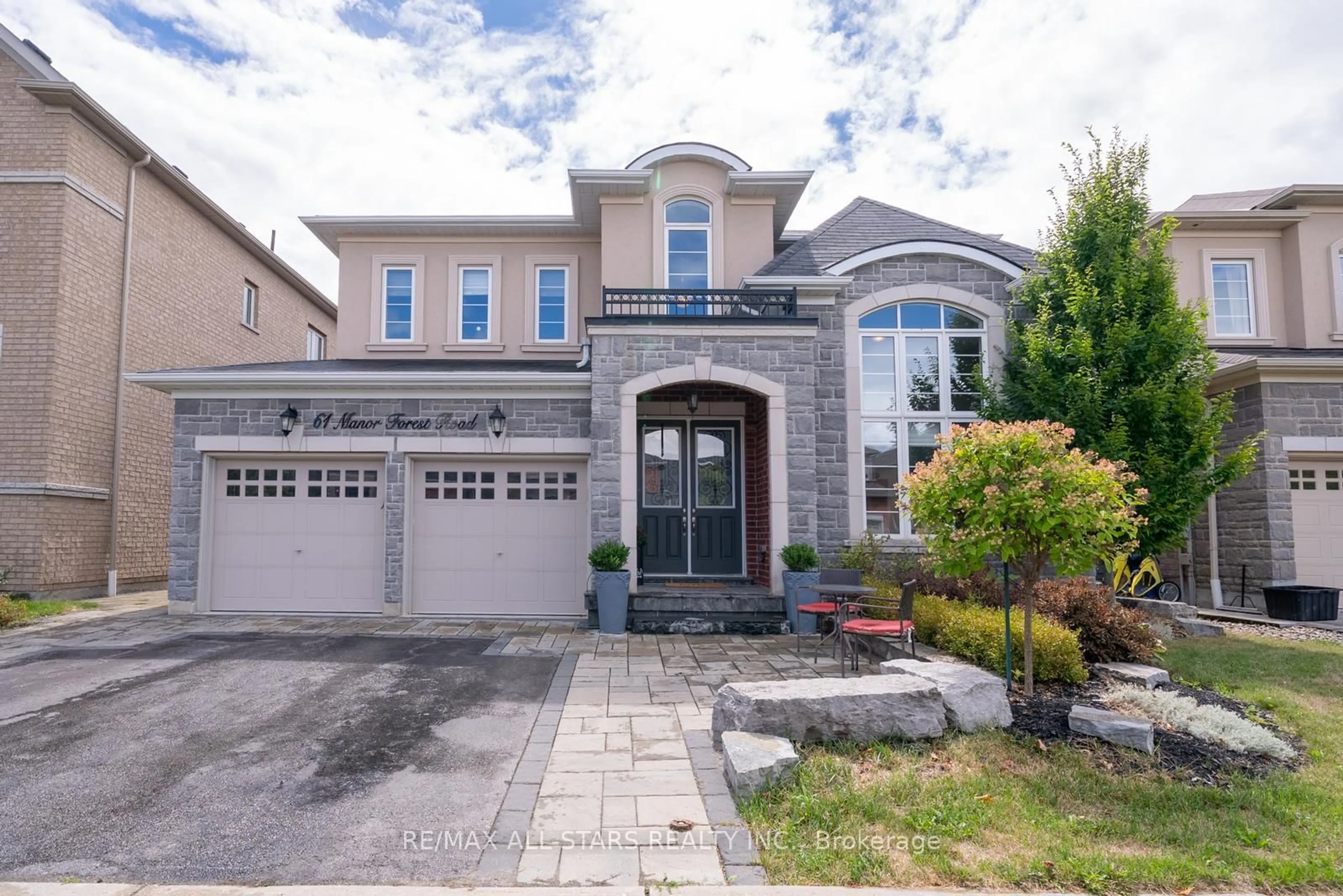 Home with brick exterior material, street for 61 Manor Forest Rd, East Gwillimbury Ontario L0G 1M0