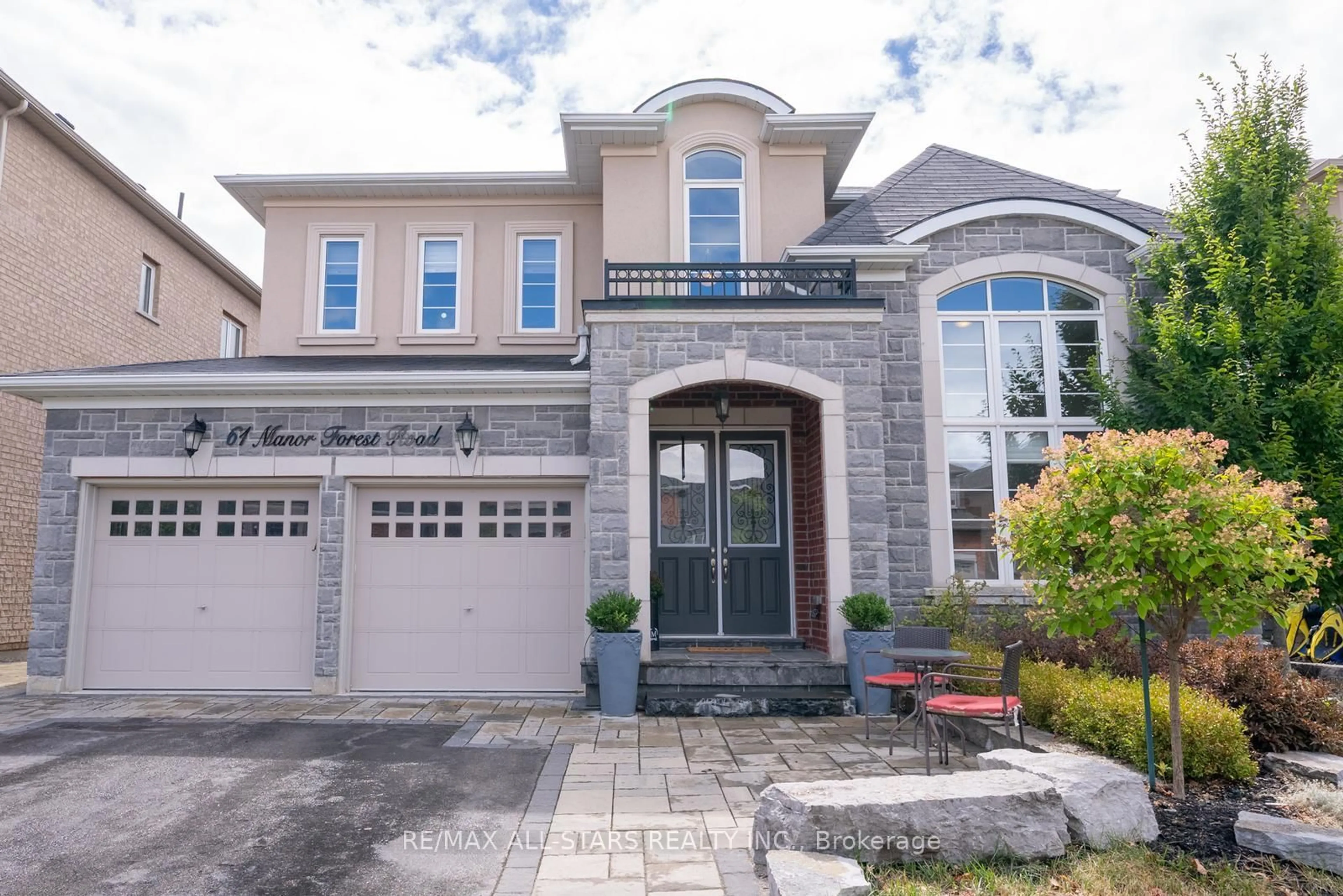 Home with brick exterior material, street for 61 Manor Forest Rd, East Gwillimbury Ontario L0G 1M0