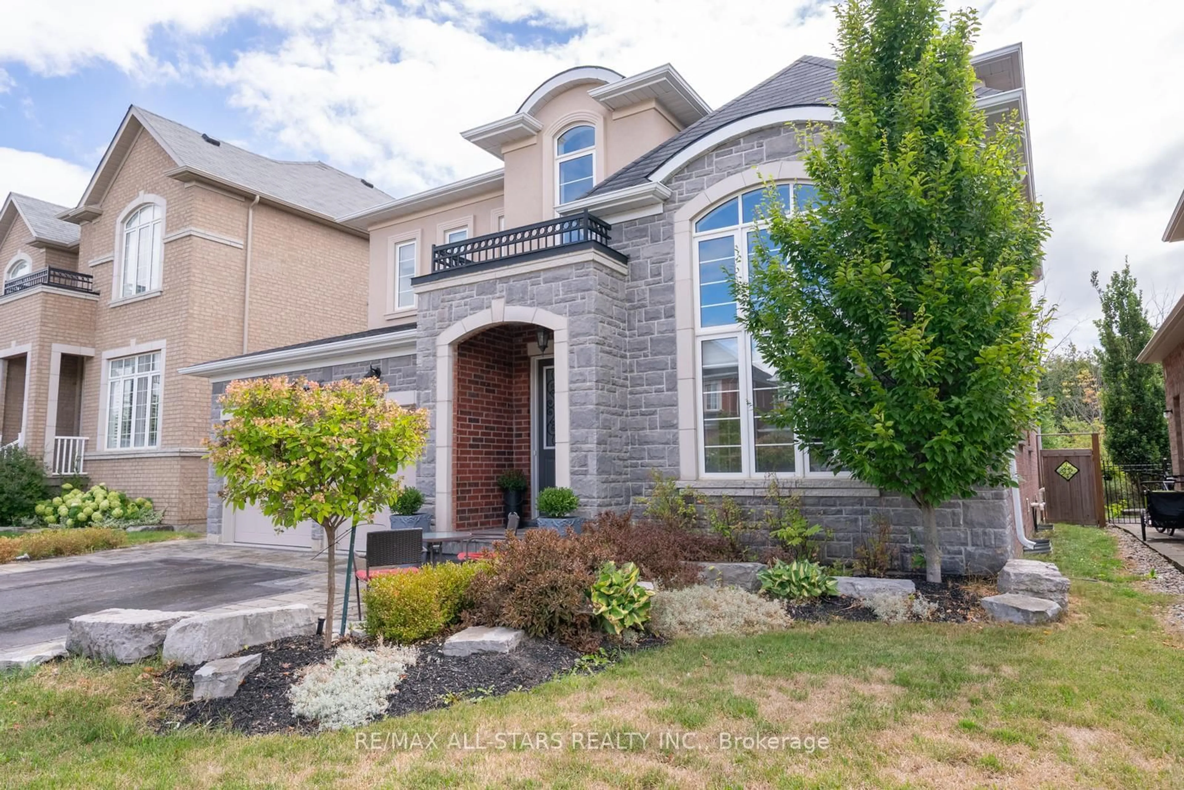 Home with brick exterior material, street for 61 Manor Forest Rd, East Gwillimbury Ontario L0G 1M0