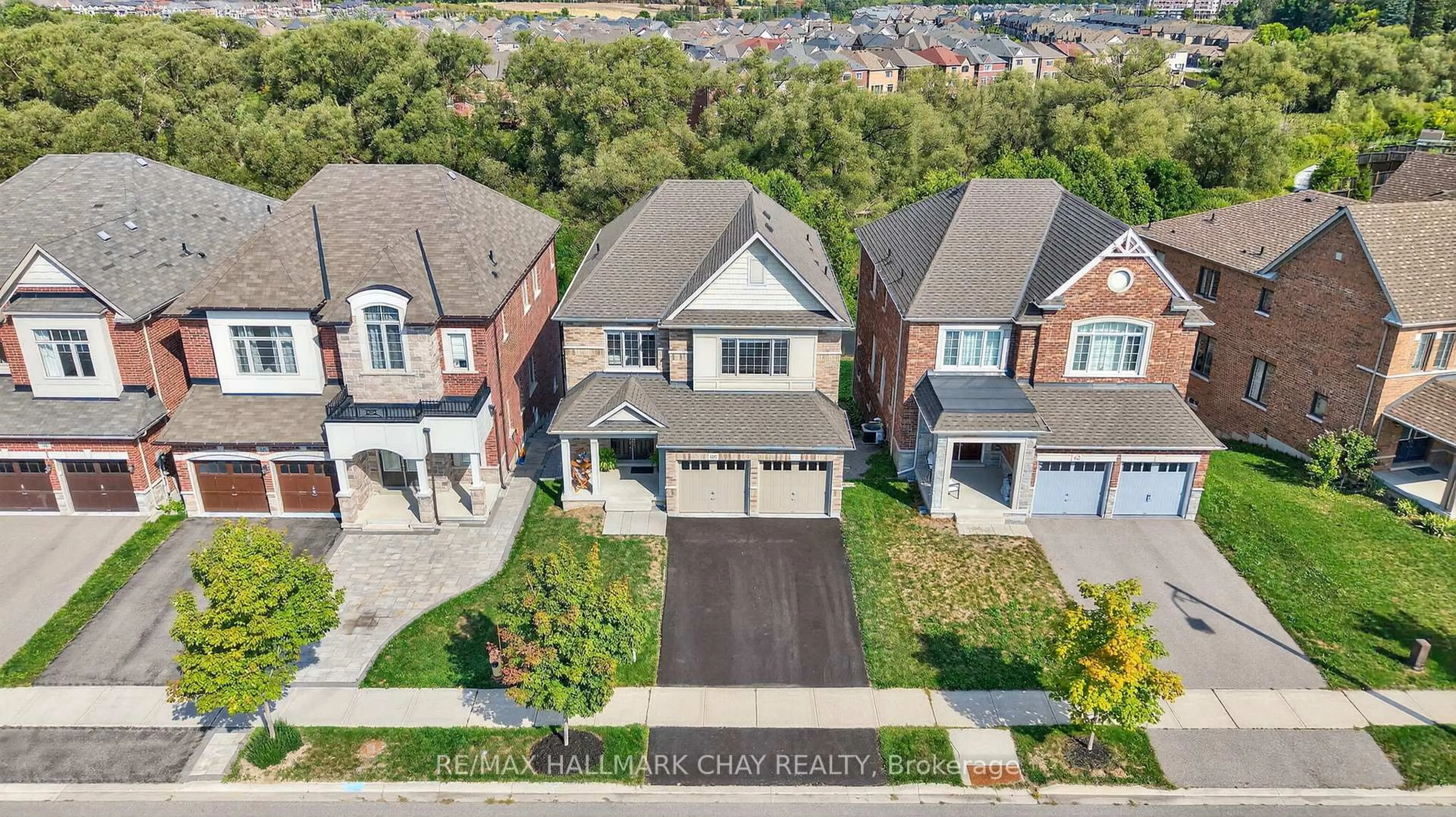 A pic from outside/outdoor area/front of a property/back of a property/a pic from drone, street for 60 Briarfield Ave, East Gwillimbury Ontario L9N 0P4