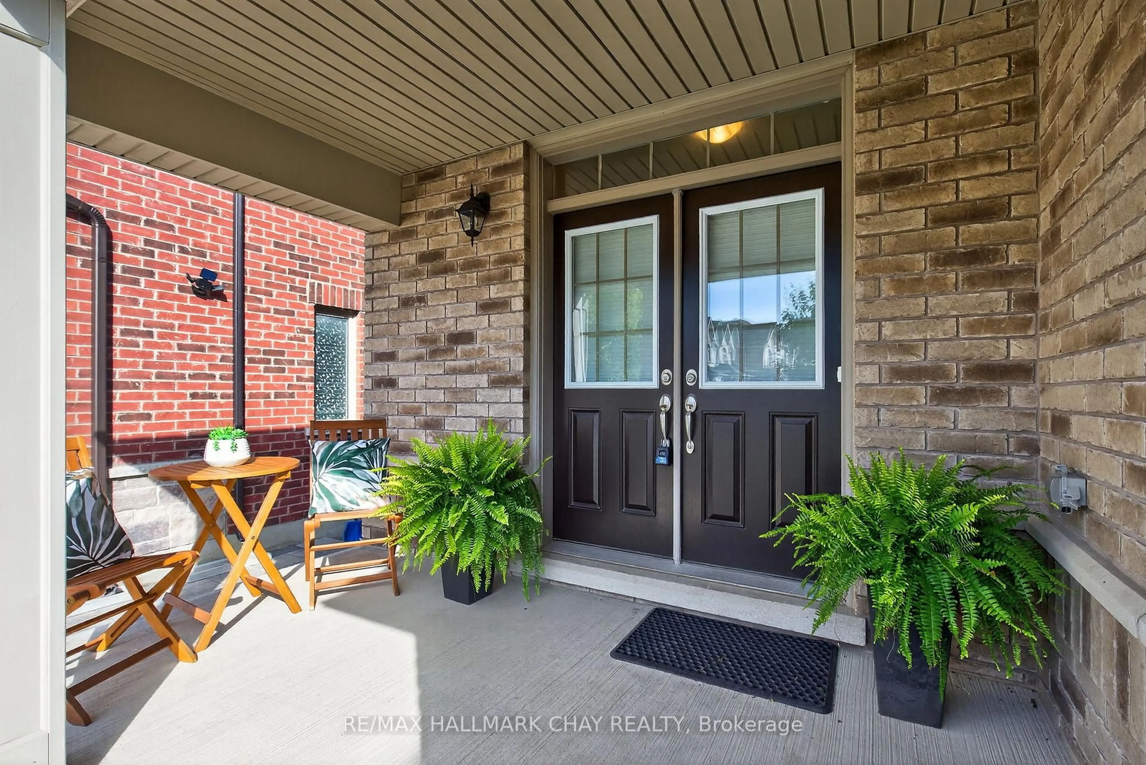 Indoor entryway for 60 Briarfield Ave, East Gwillimbury Ontario L9N 0P4