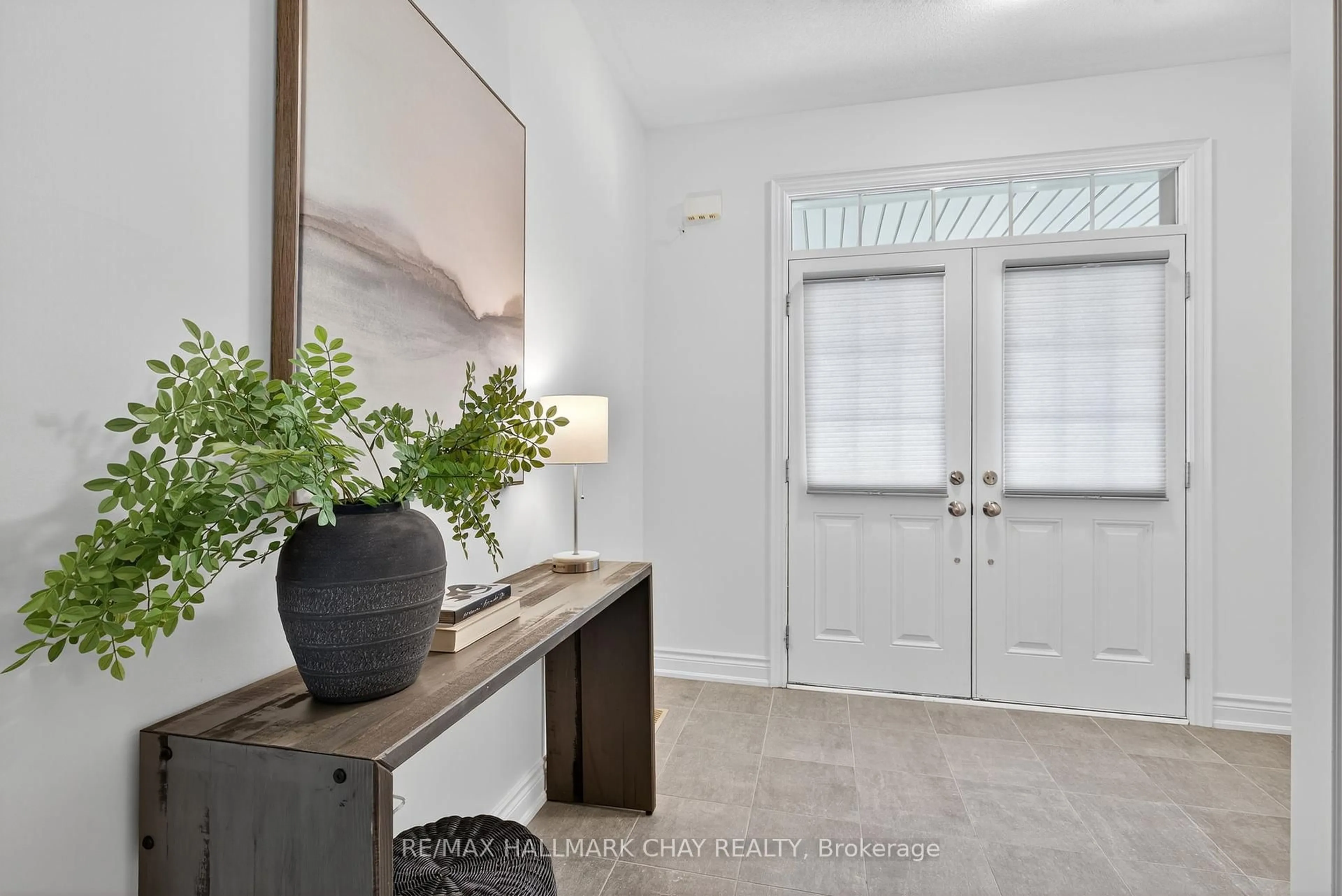 Indoor entryway for 60 Briarfield Ave, East Gwillimbury Ontario L9N 0P4