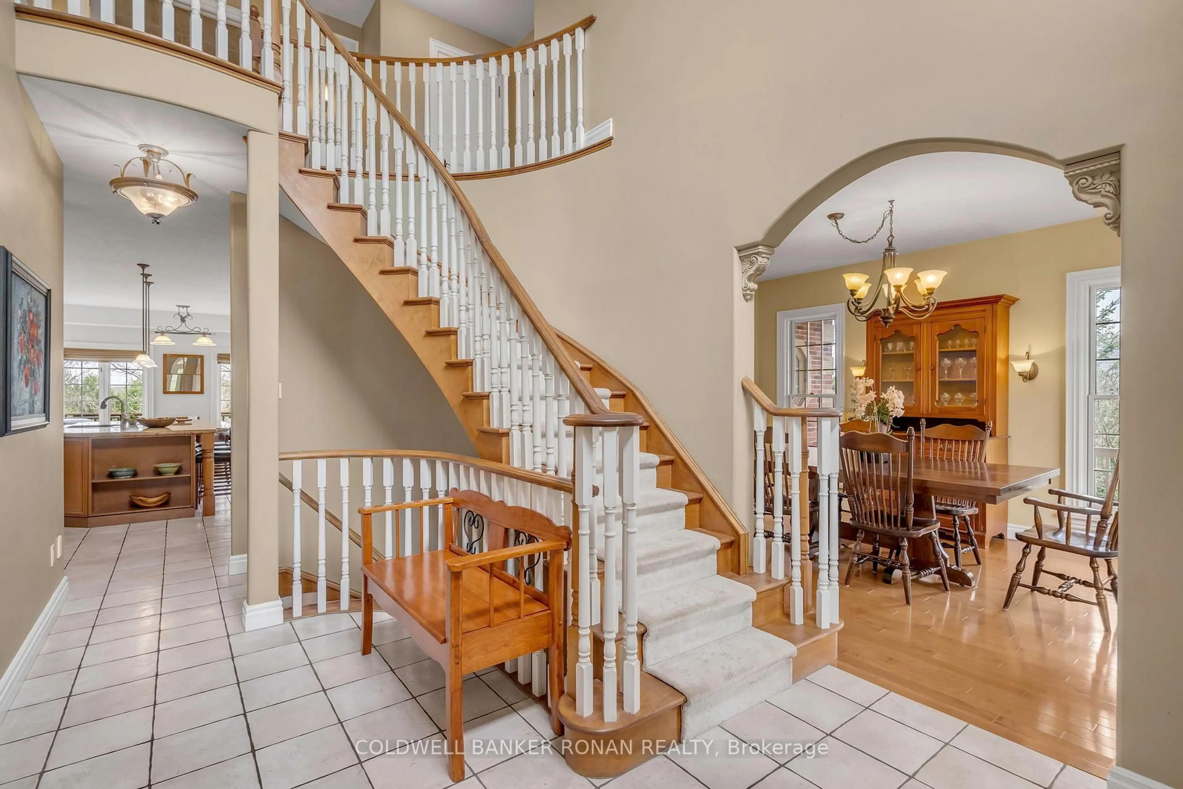 Indoor foyer for 38 Tecumseth Heights Dr, New Tecumseth Ontario L0G 1W0